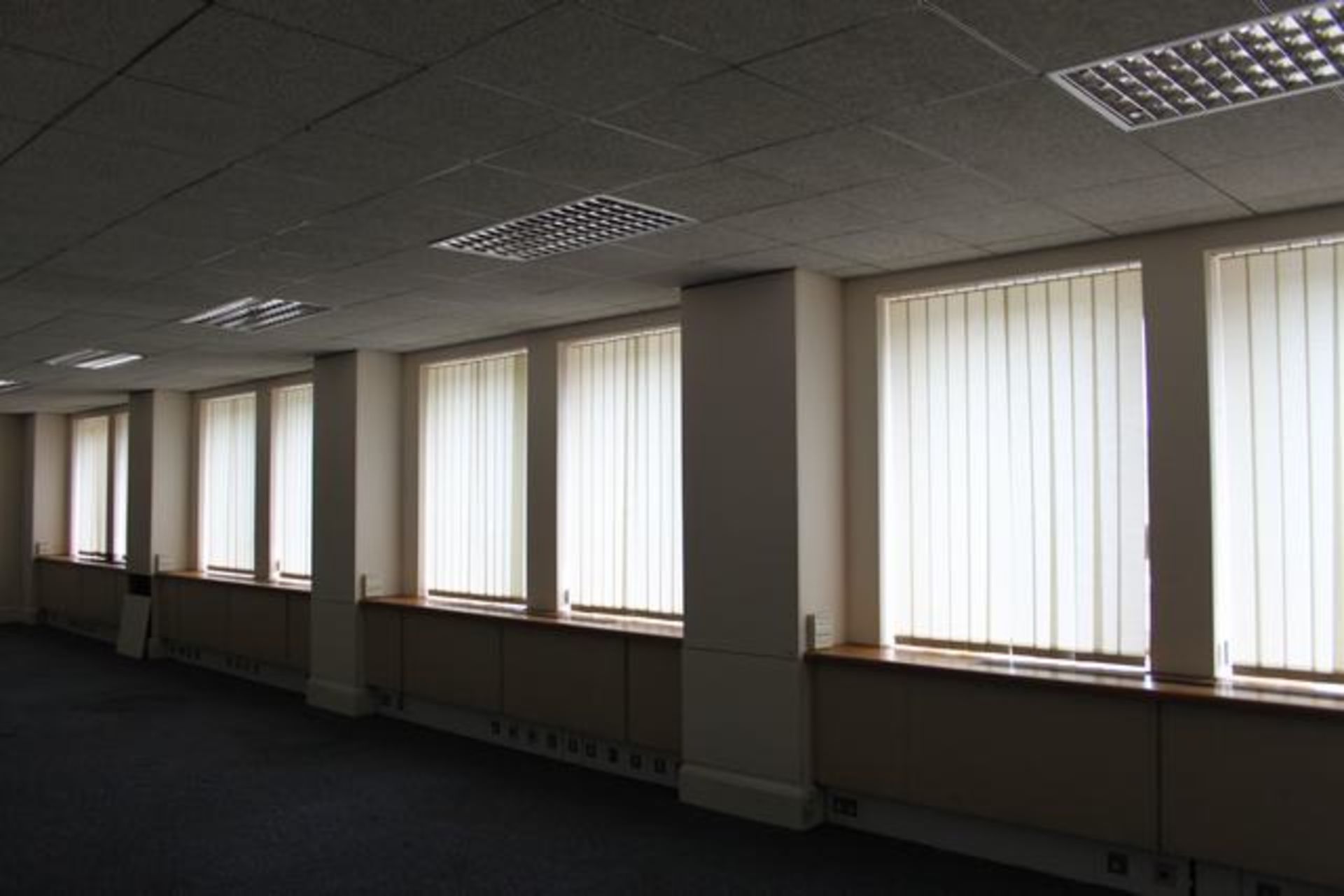 8 x sets vertical blind cream 1400mm x 1800mm complete with robust aluminium head rail with beaded