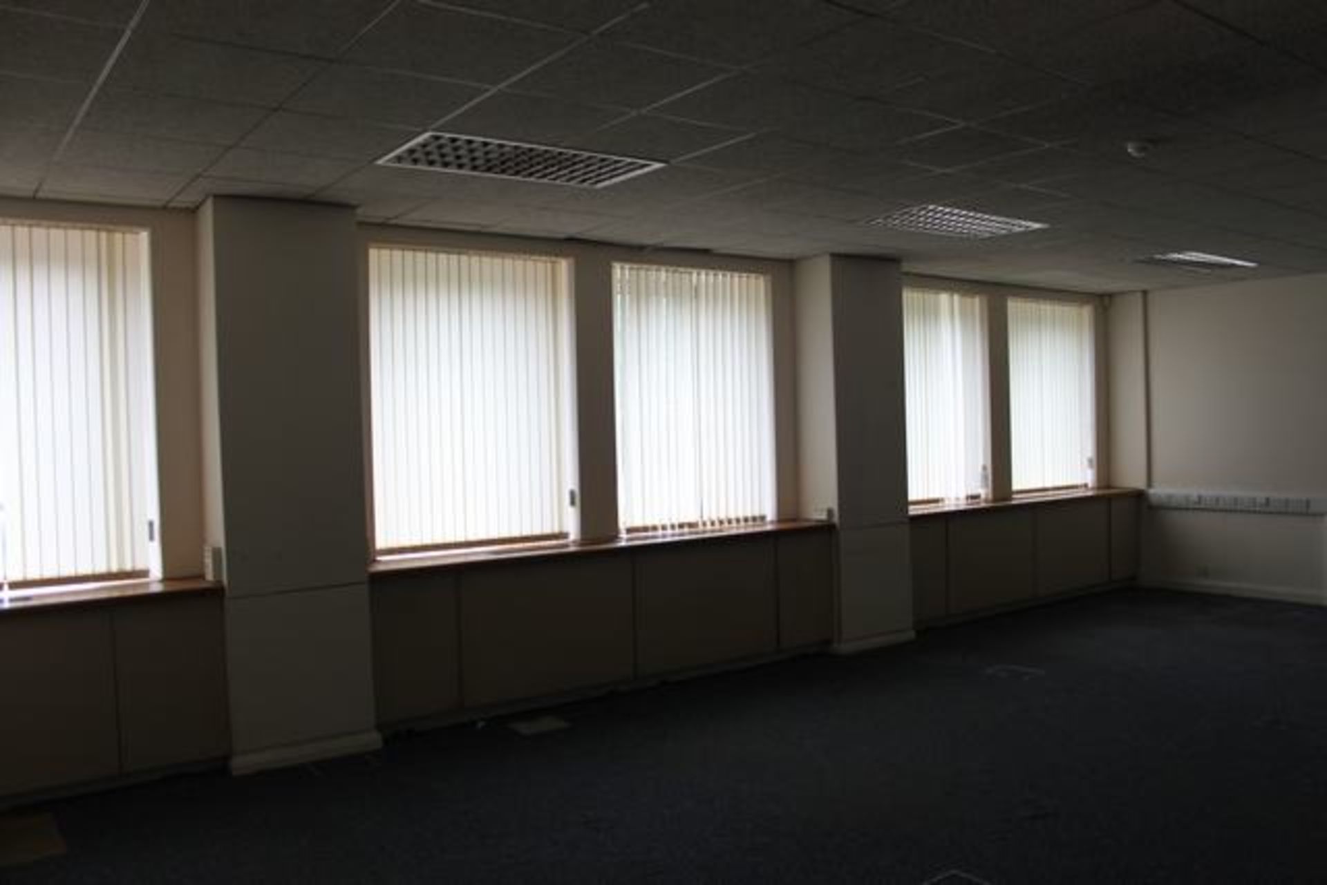 5 x sets vertical blind cream 1400mm x 1800mm complete with robust aluminium head rail with beaded