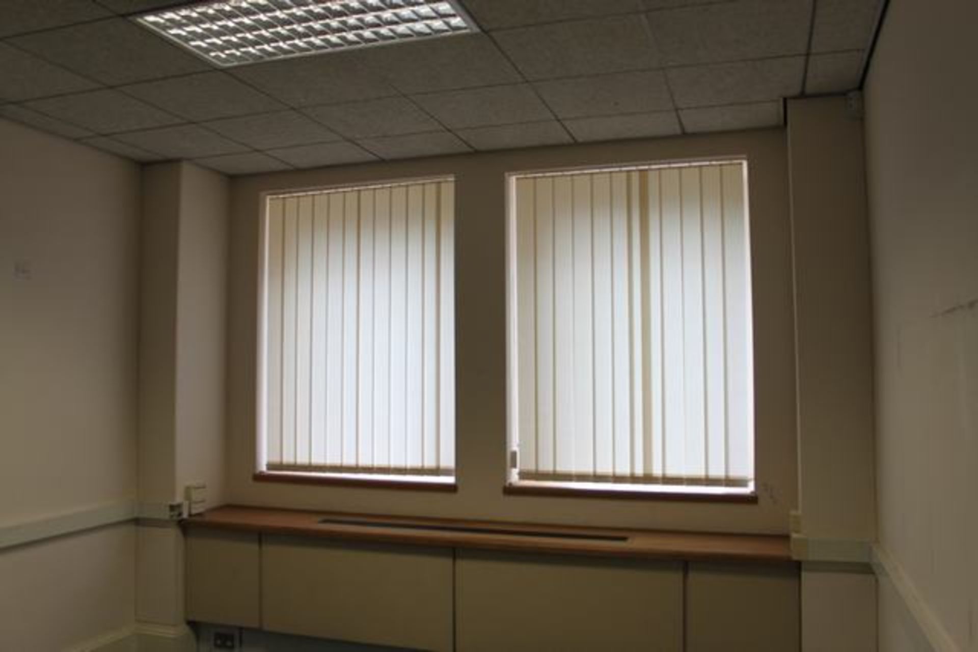 2 x sets vertical blind cream 1300mm x 1800mm complete with robust aluminium head rail with beaded