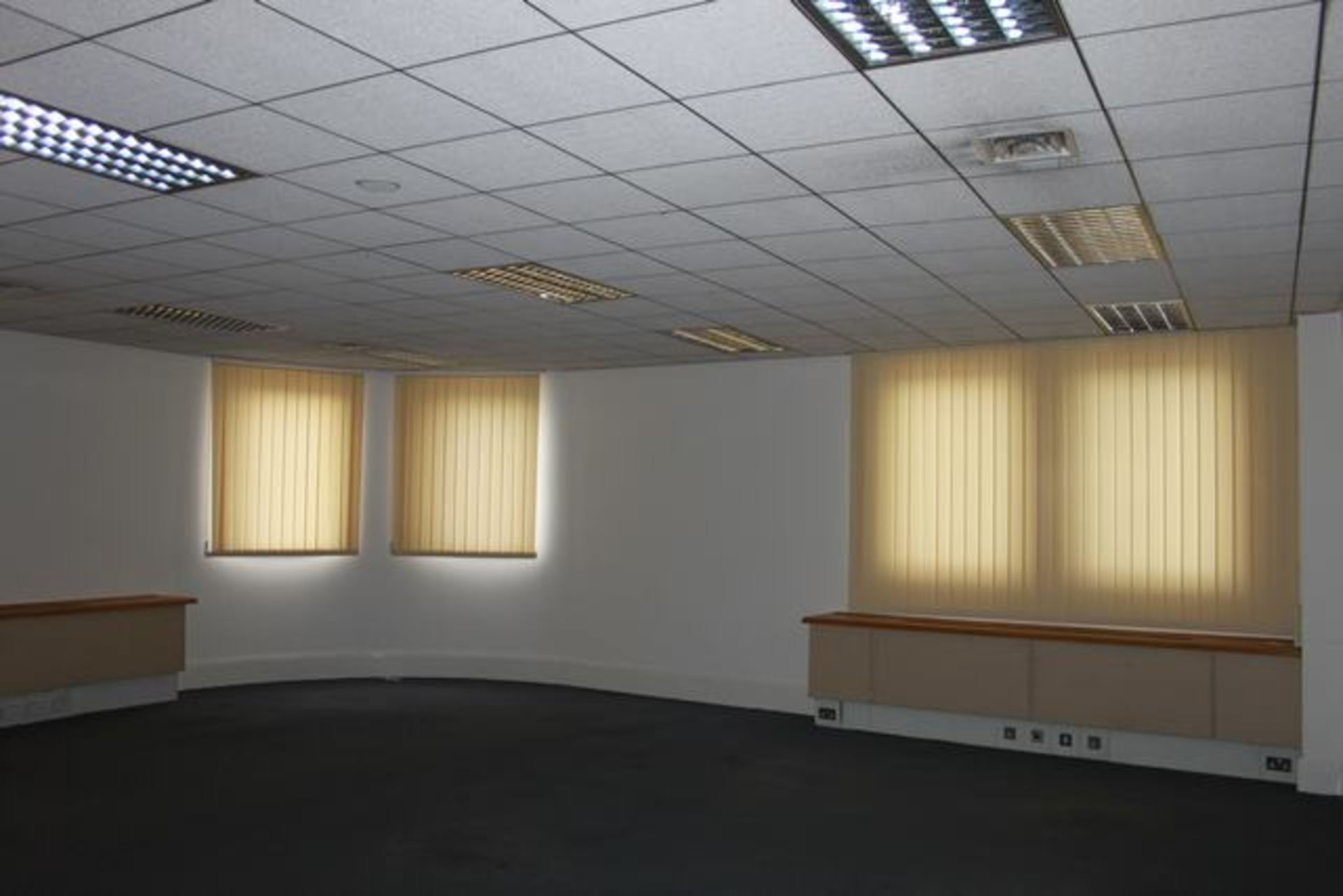 4 x sets vertical blind cream 3400mm x 2000mm complete with robust aluminium head rail with beaded