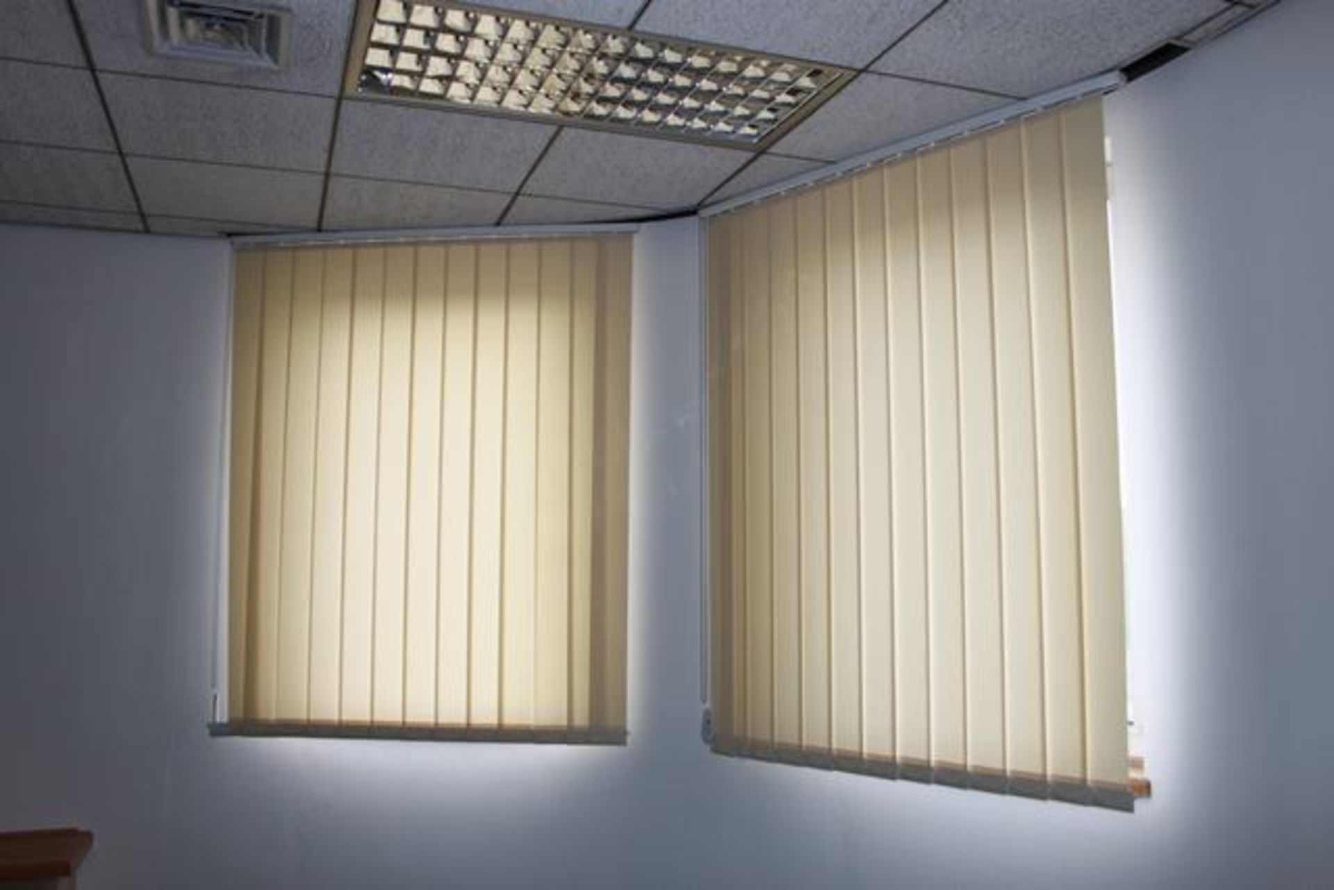 5 x vertical blind cream 3200mm x 2000mm complete with robust aluminium head rail with beaded tilt