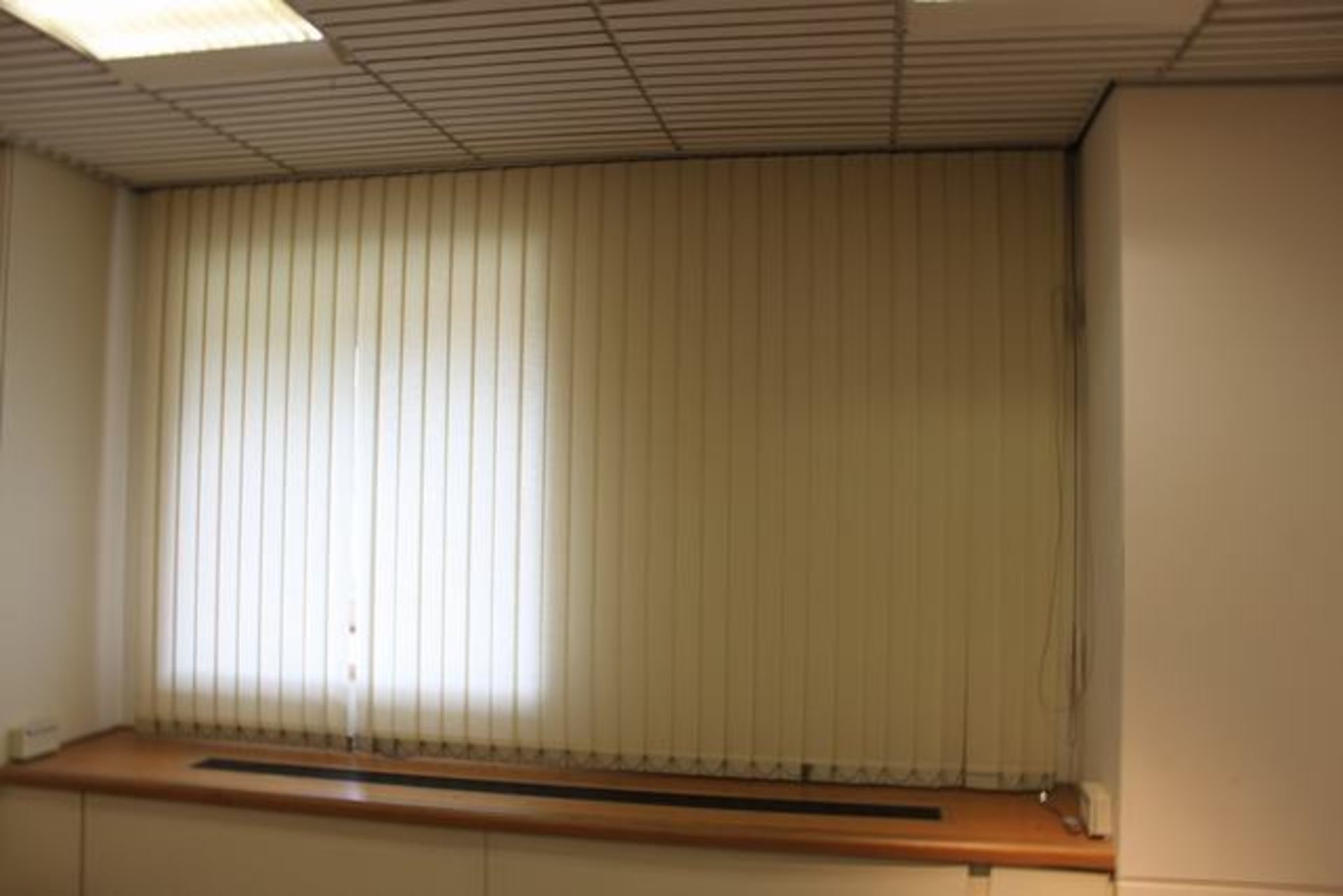 Vertical blind cream 2800mm x 1800mm complete with robust aluminium head rail with beaded tilt chain
