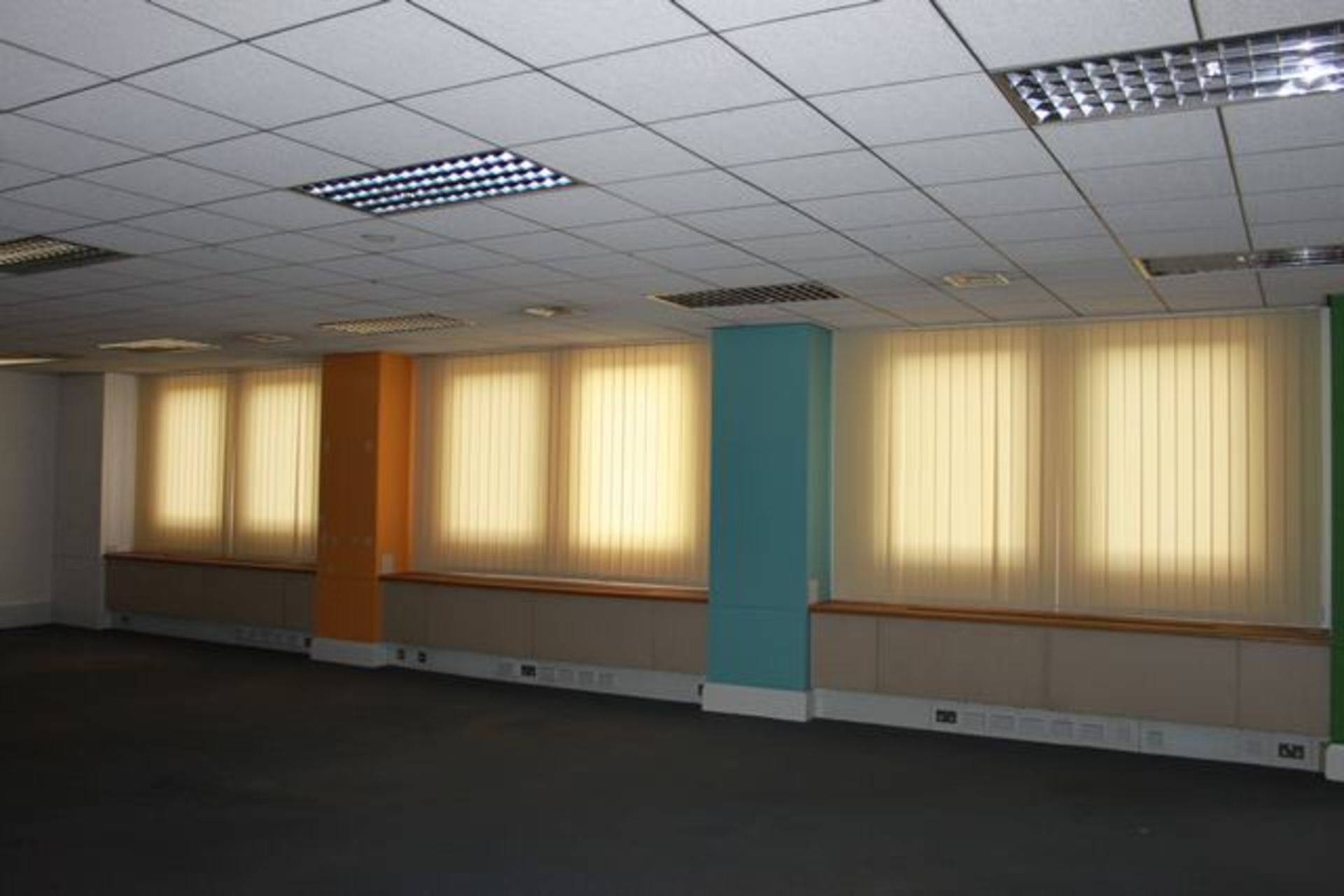 4 x sets vertical blind cream 1300mm x 1800mm complete with robust aluminium head rail with beaded