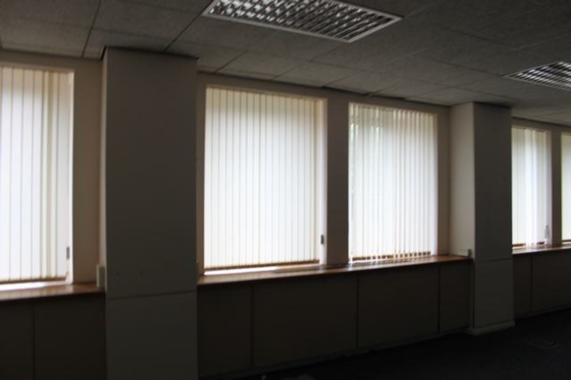 5 x sets vertical blind cream 1400mm x 1800mm complete with robust aluminium head rail with beaded