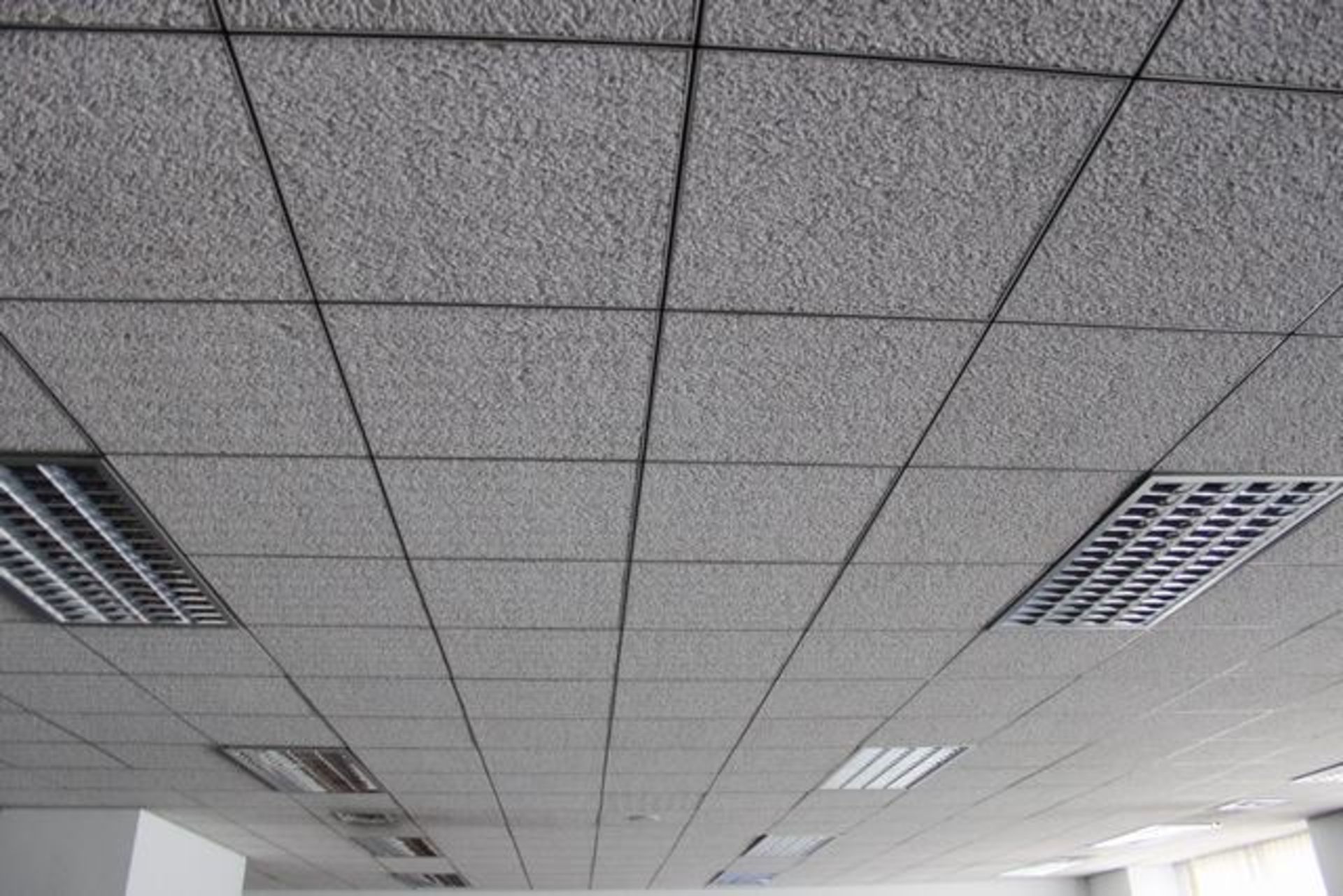 Approximately 1400  x Armstrong Cortega Tegular ceiling tiles each 580mm x 580mm >>Lift out