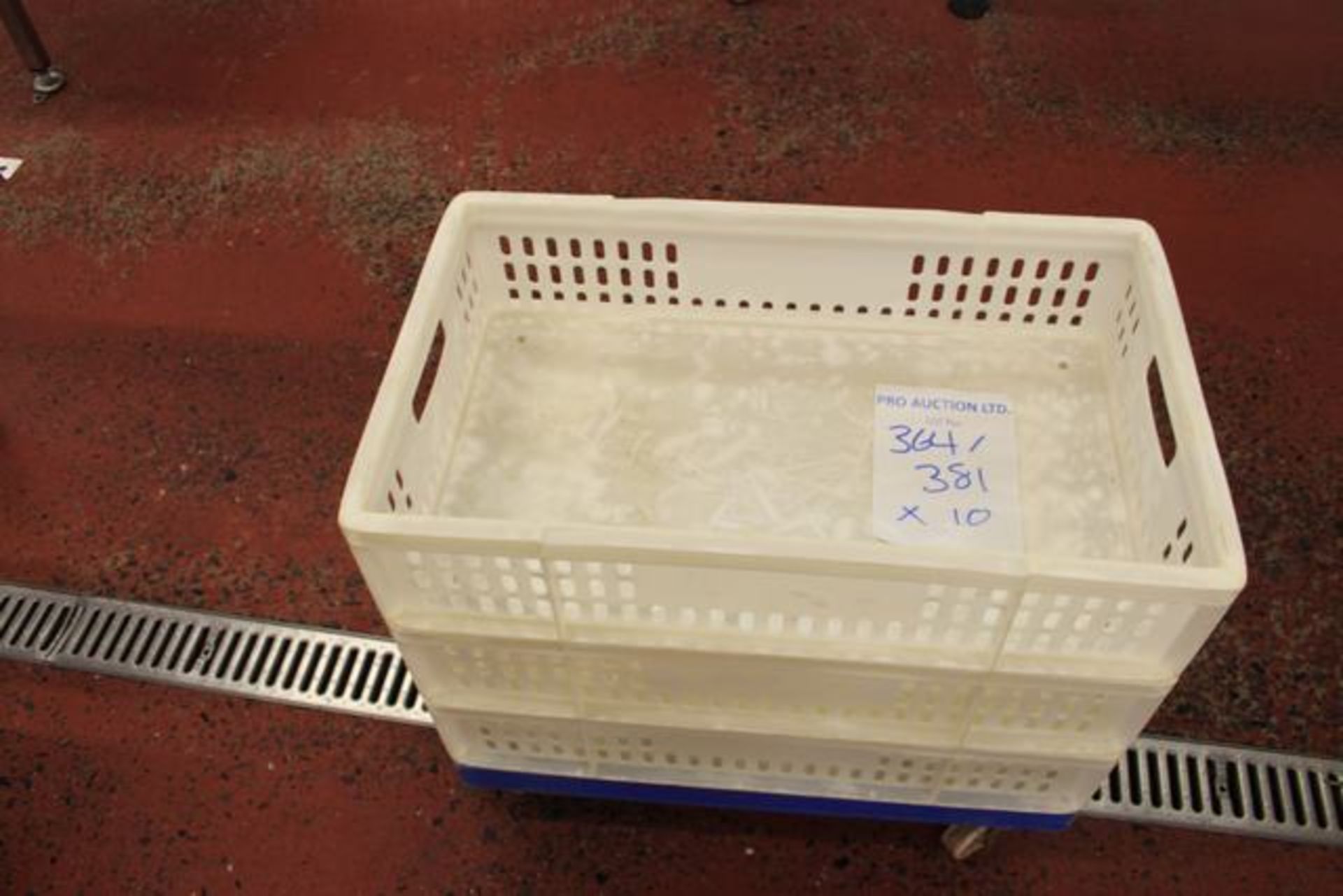 10 x polypropylene solid base, ventilated sides 30" x 18" 48 litre capacity tray complete with