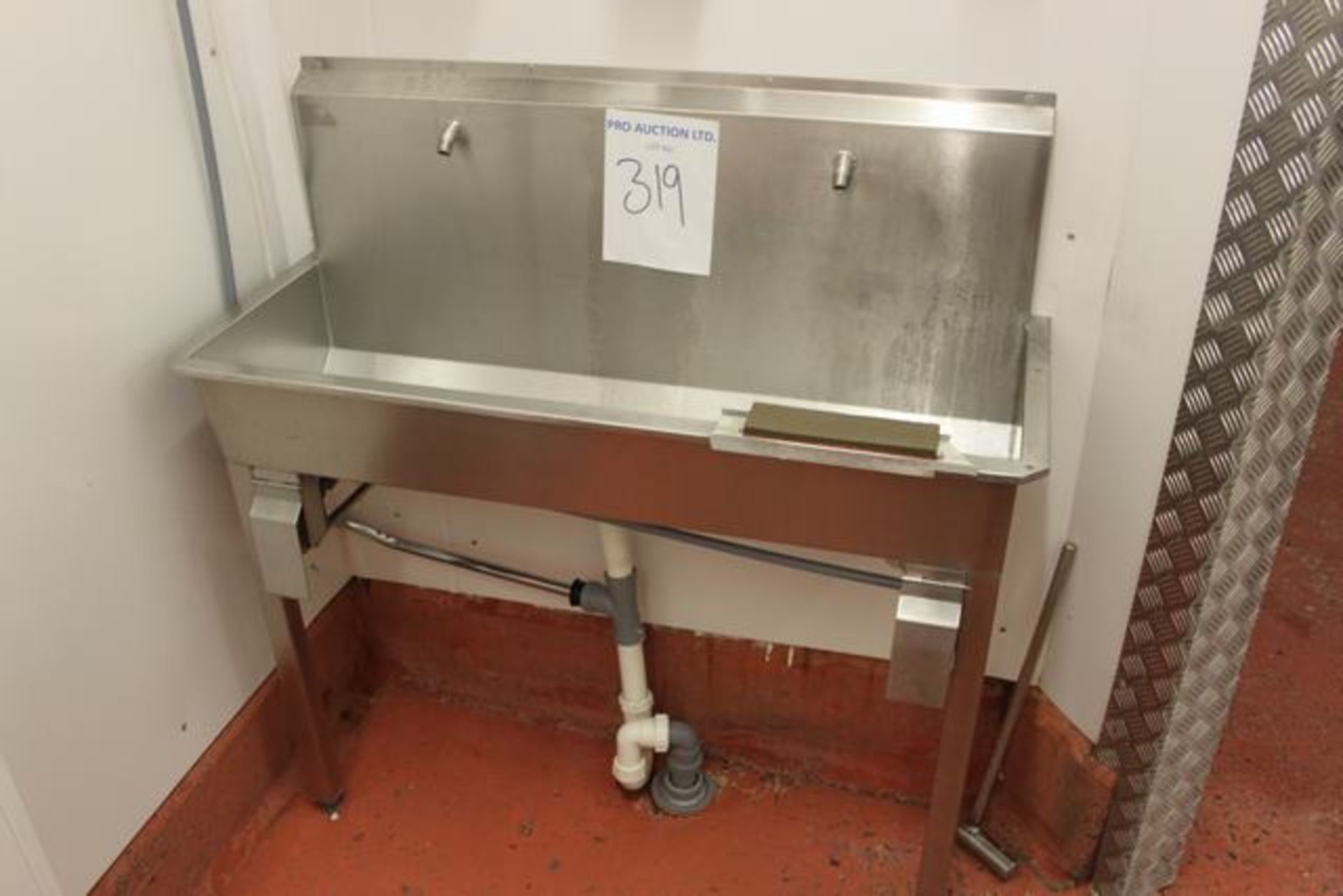 Stainless steel twin station knee operated sink Lift out charge  10