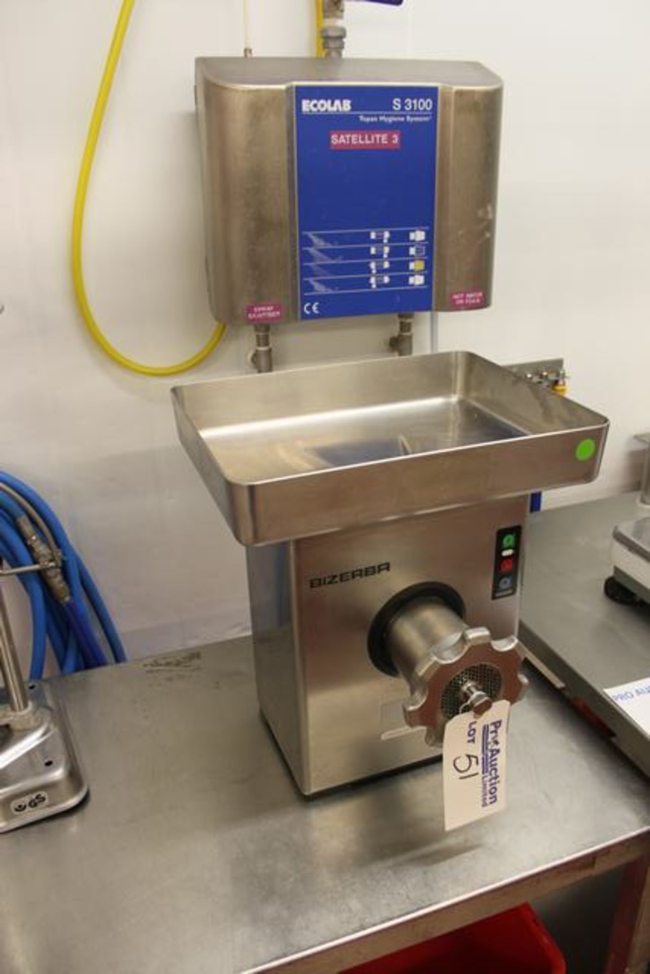 Bizerba FW-N22/2 table top mincer up to 350 kg/h (771.6 lb/hour) 8.3 litre tray capacity 443mm x