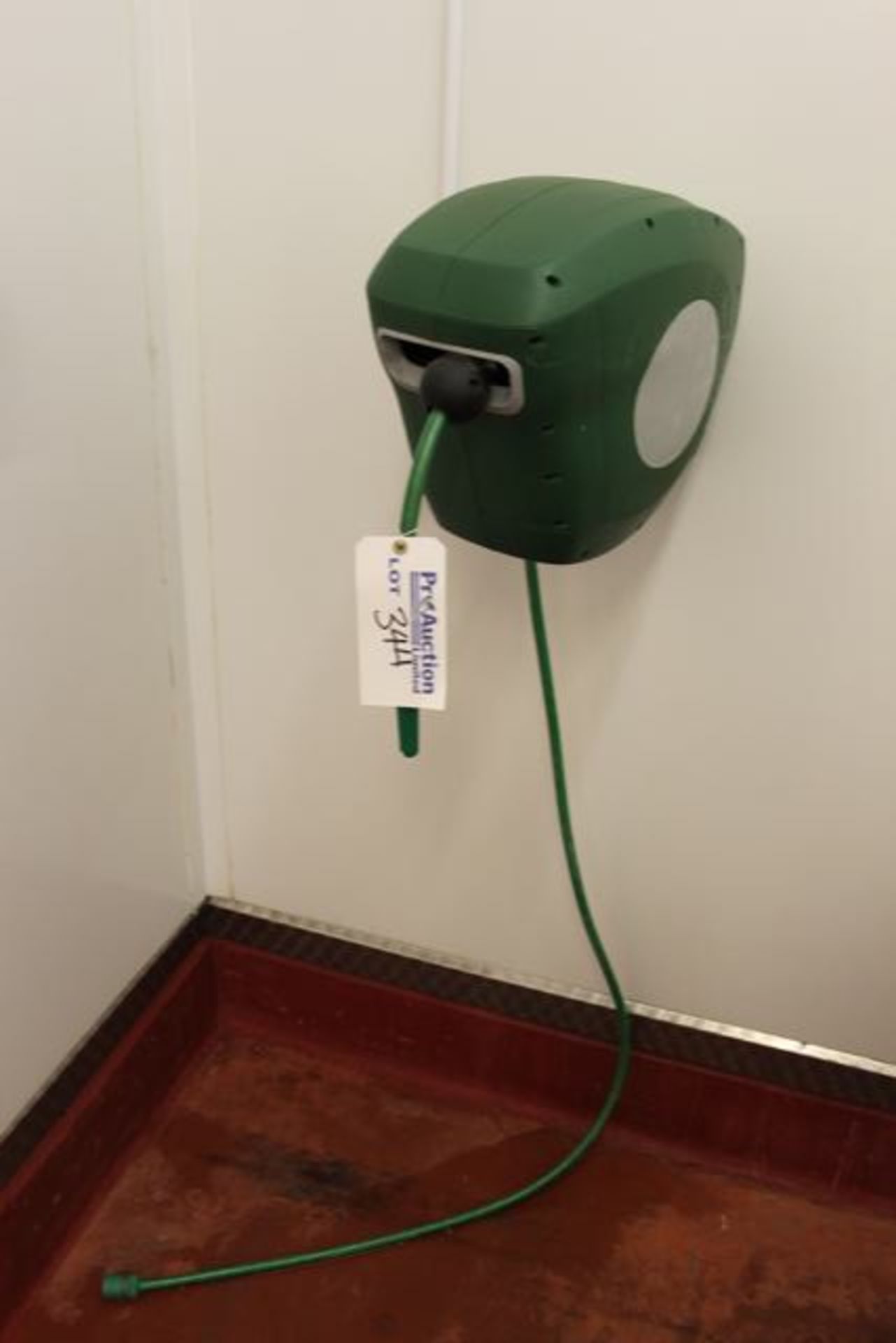 Wall mounted retractable hose and reel Lift out charge  5