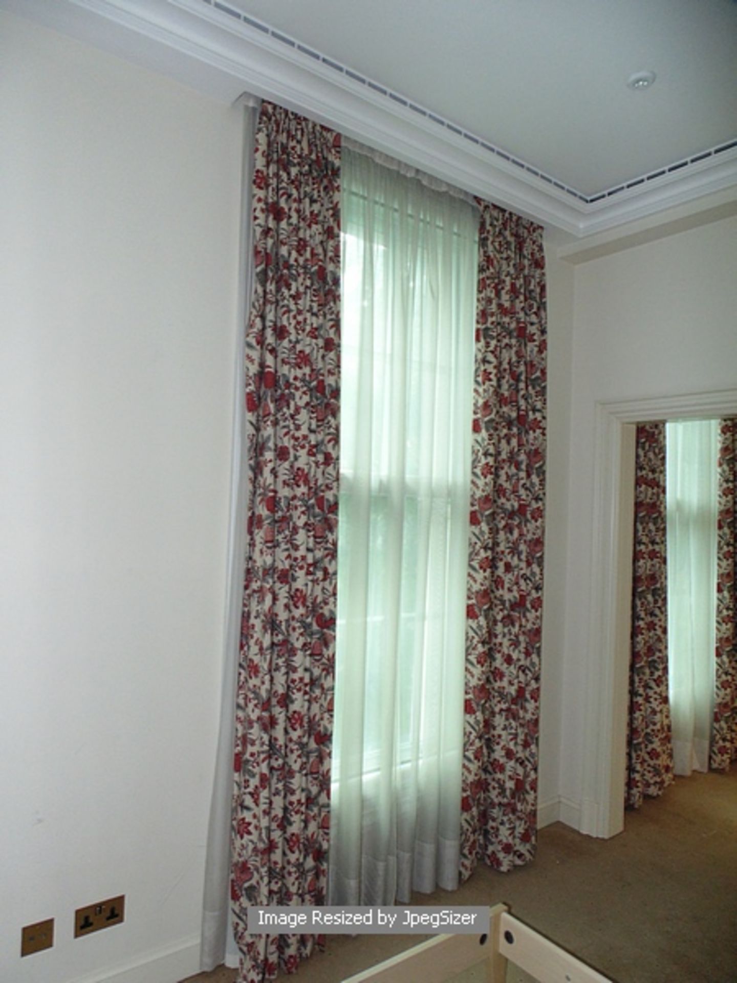 A pair of floral cotton curtains 1700mm x 2800mm - Image 4 of 4