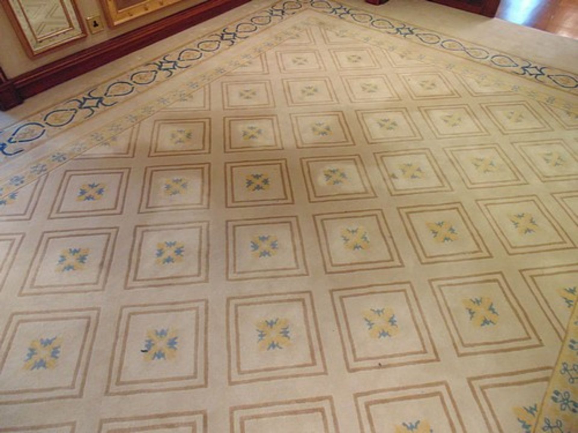 A sumptuous 100% pure new wool carpet 10m x 3.4m cream field classic pattern Italian designed