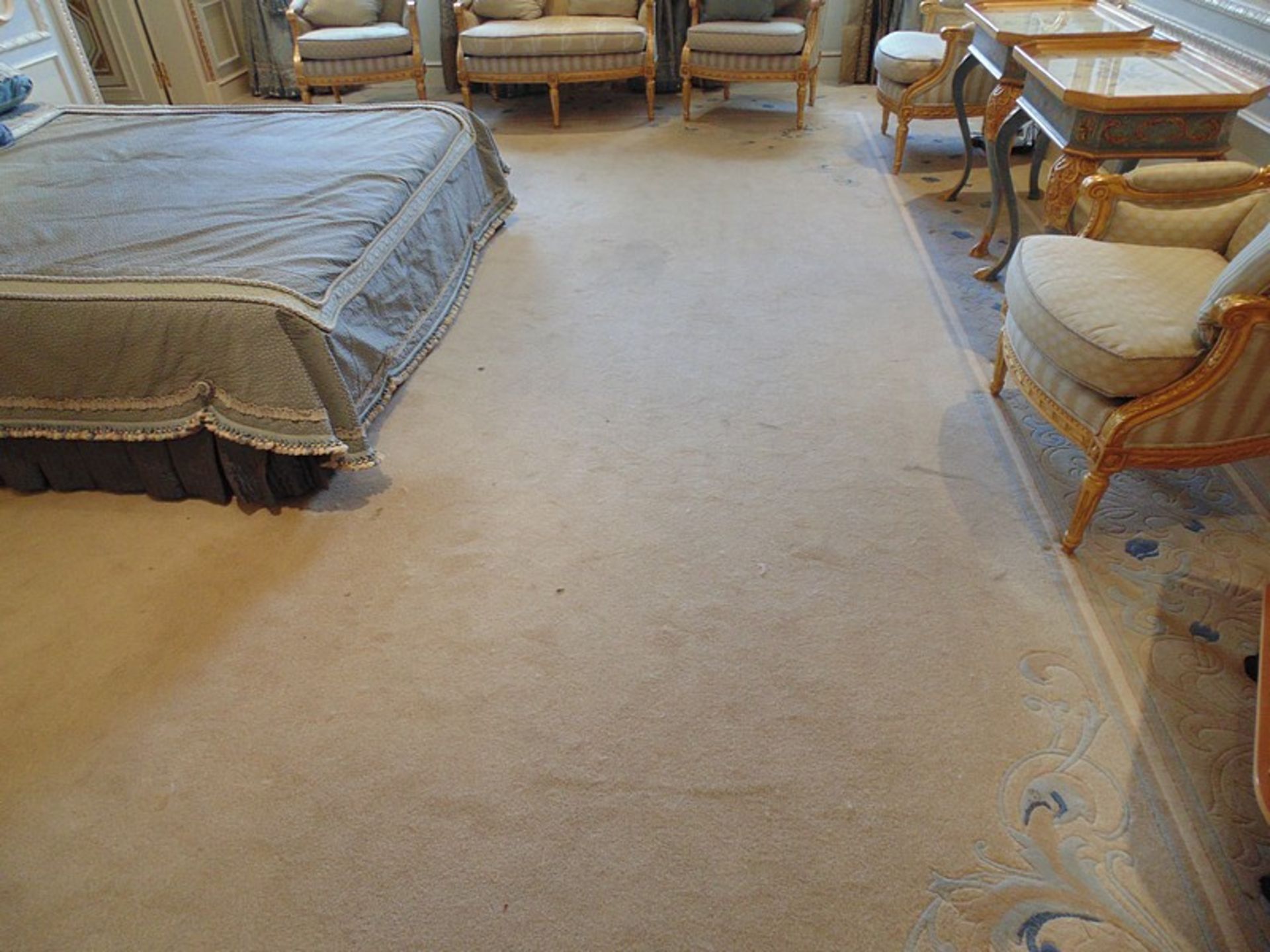 A sumptuous 100% pure new wool carpet 5.2m x 4.3m blue & cream field classic pattern Italian