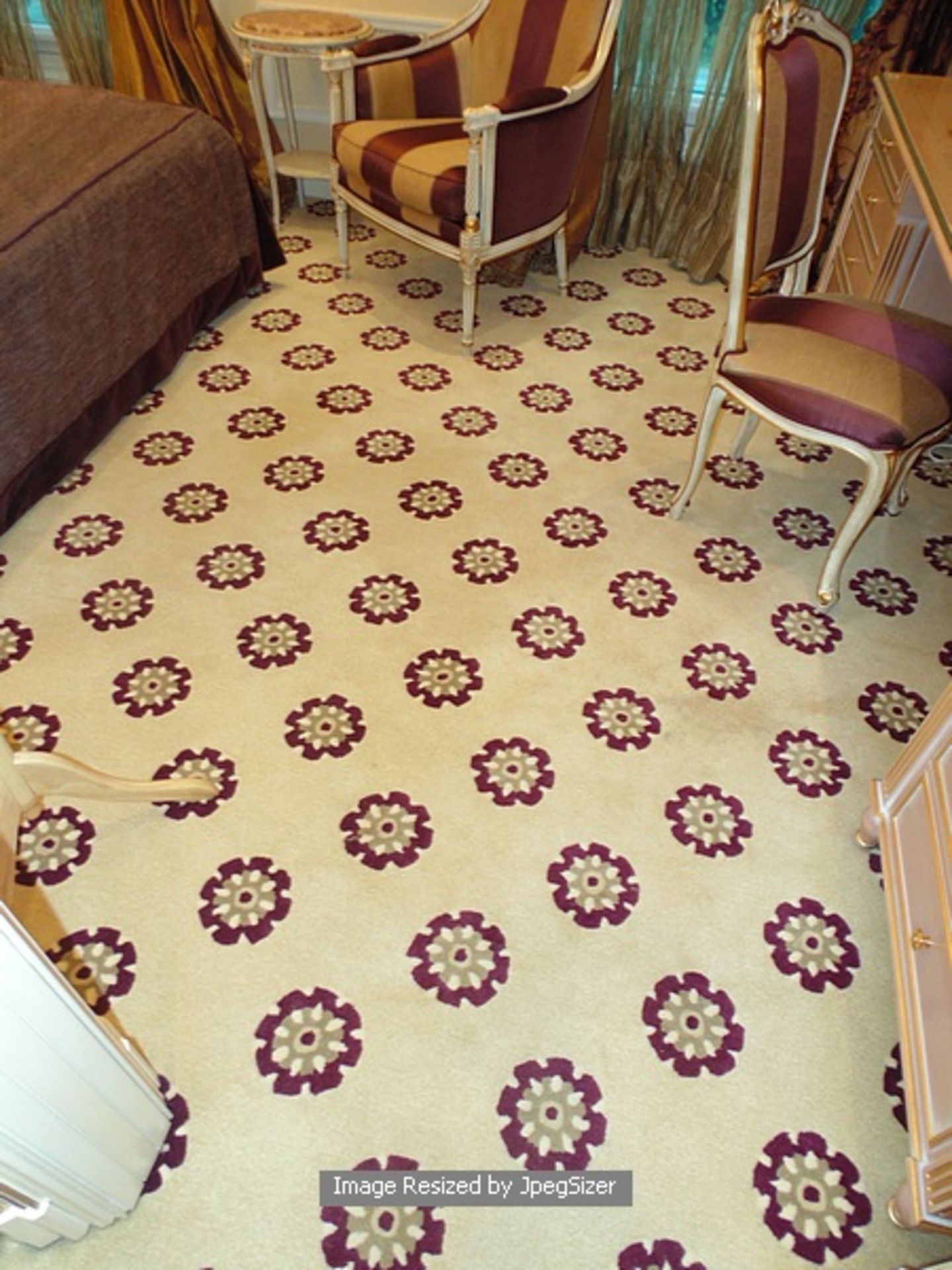 A sumptuous 100% pure new wool carpet 4m x 3m beige field with symmetrical floral pattern Italian