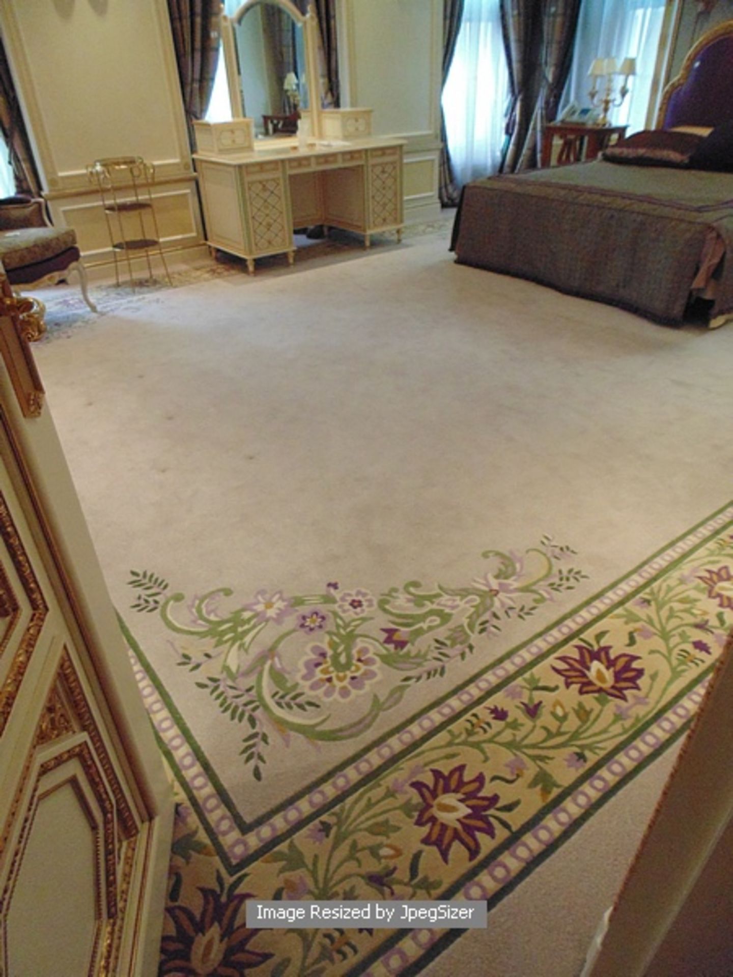 A sumptuous 100% pure new wool carpet 5.2m x 4.8m pale grey and mauve field with a classic pattern - Image 2 of 2