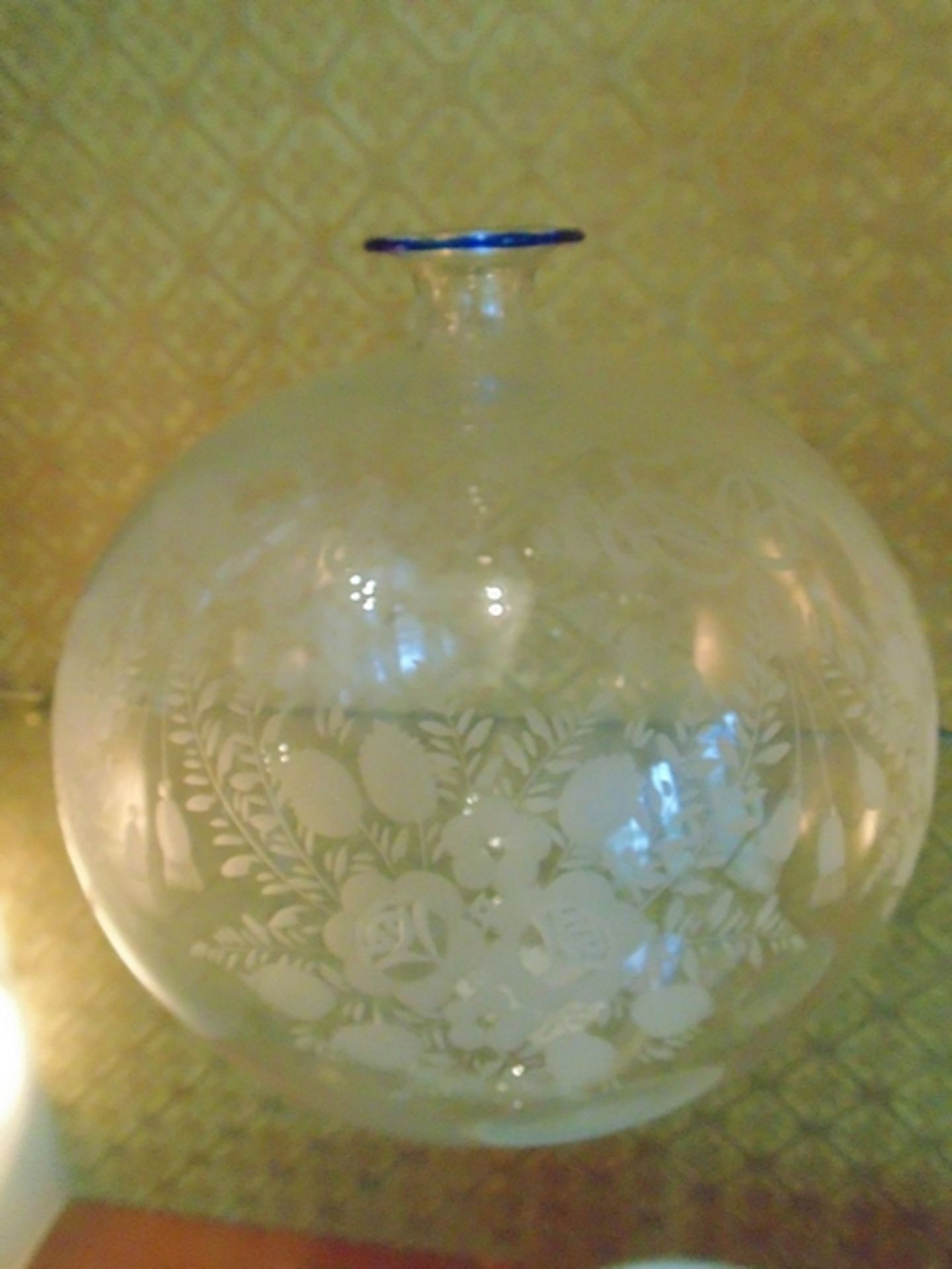 A fine blown etched glass candy jar with a pair of fine etched glass bowls - Image 2 of 5