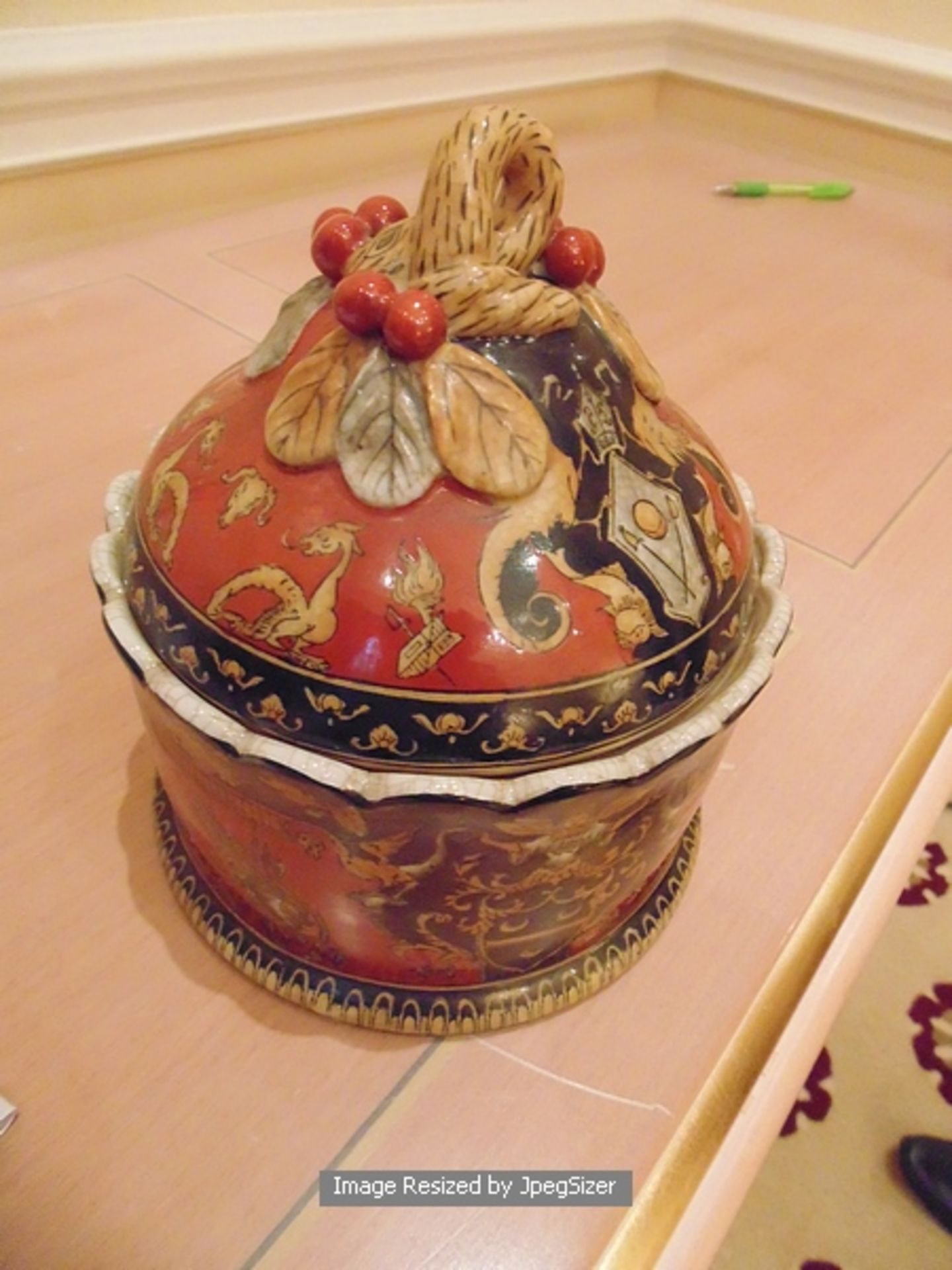 An Imari lidded ceramic pot - Image 2 of 2