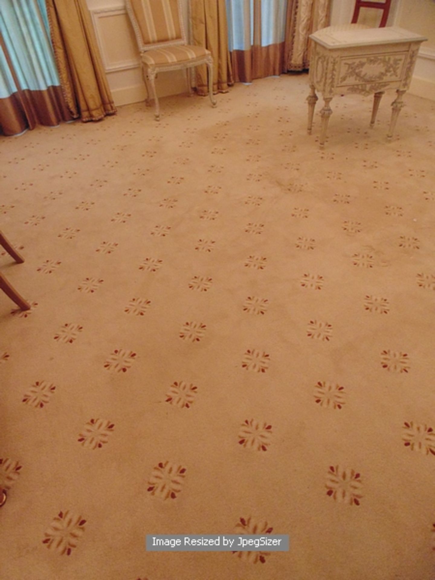 A sumptuous 100% pure new wool carpet 4m x 4.4m beige field with symmetrical pattern Italian