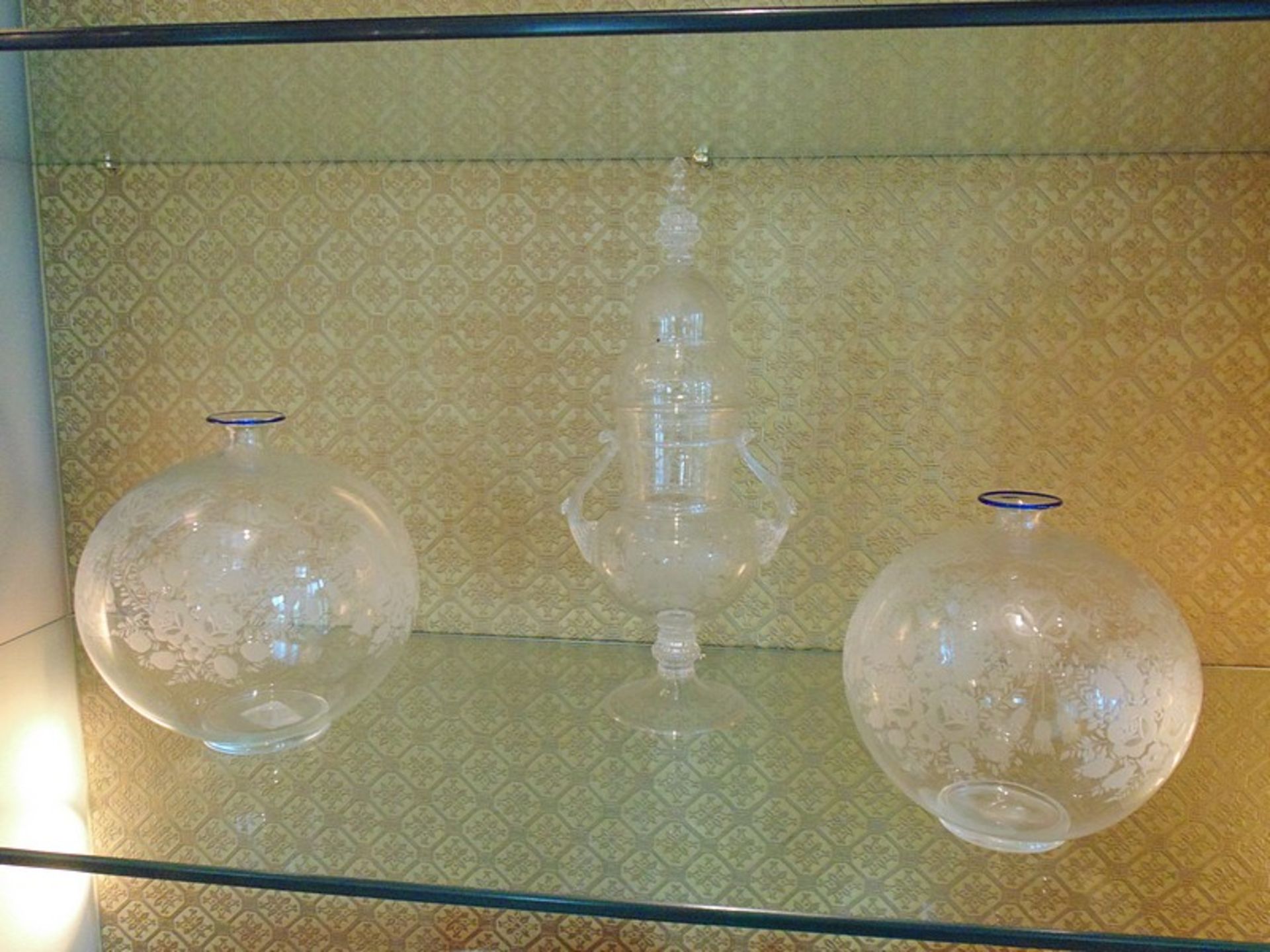 A fine blown etched glass candy jar with a pair of fine etched glass bowls - Image 3 of 5