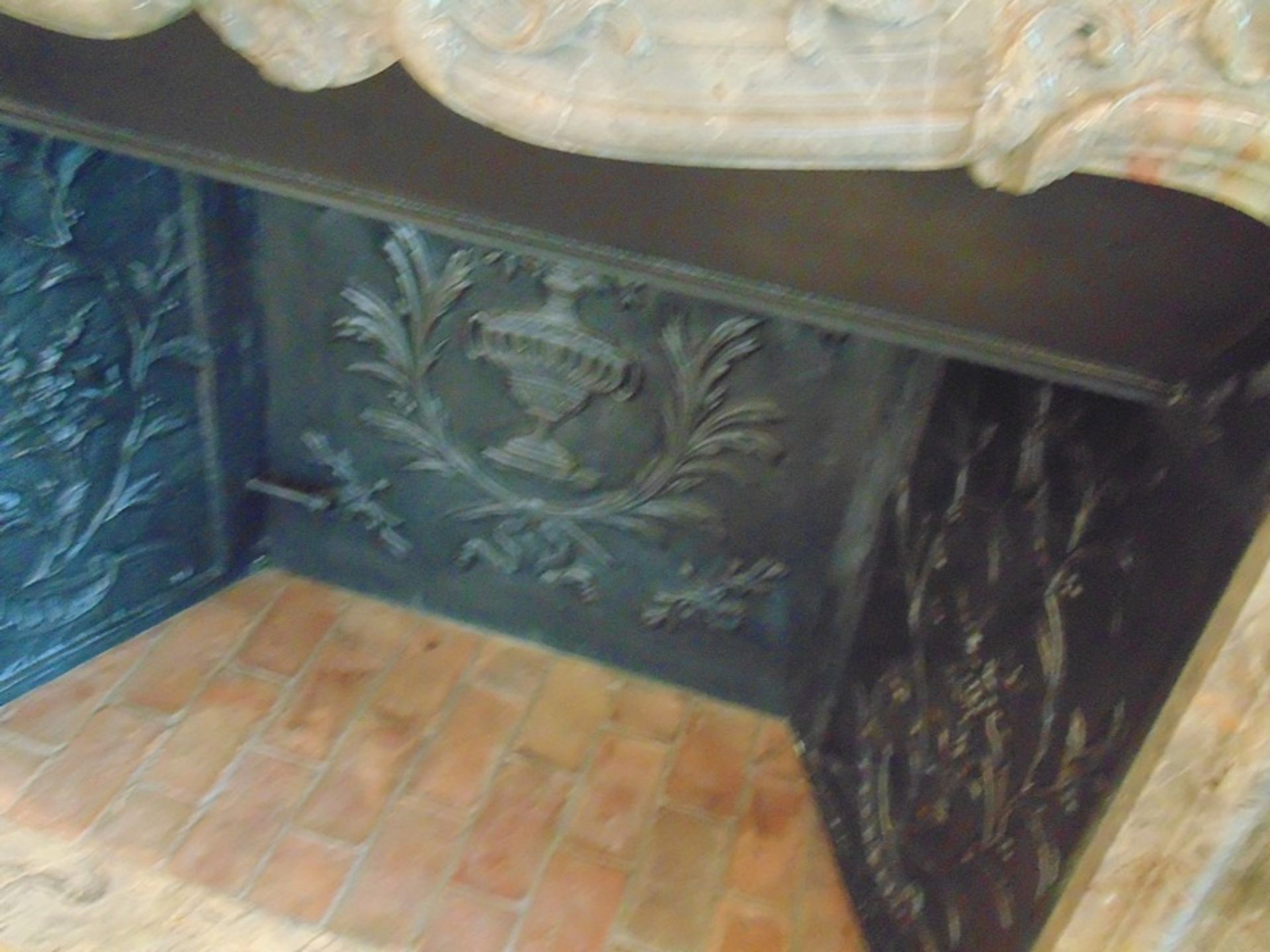 A French Louis XV Pompadour antique fireplace, finely carved in Italian Bardiglio black veined - Image 3 of 3