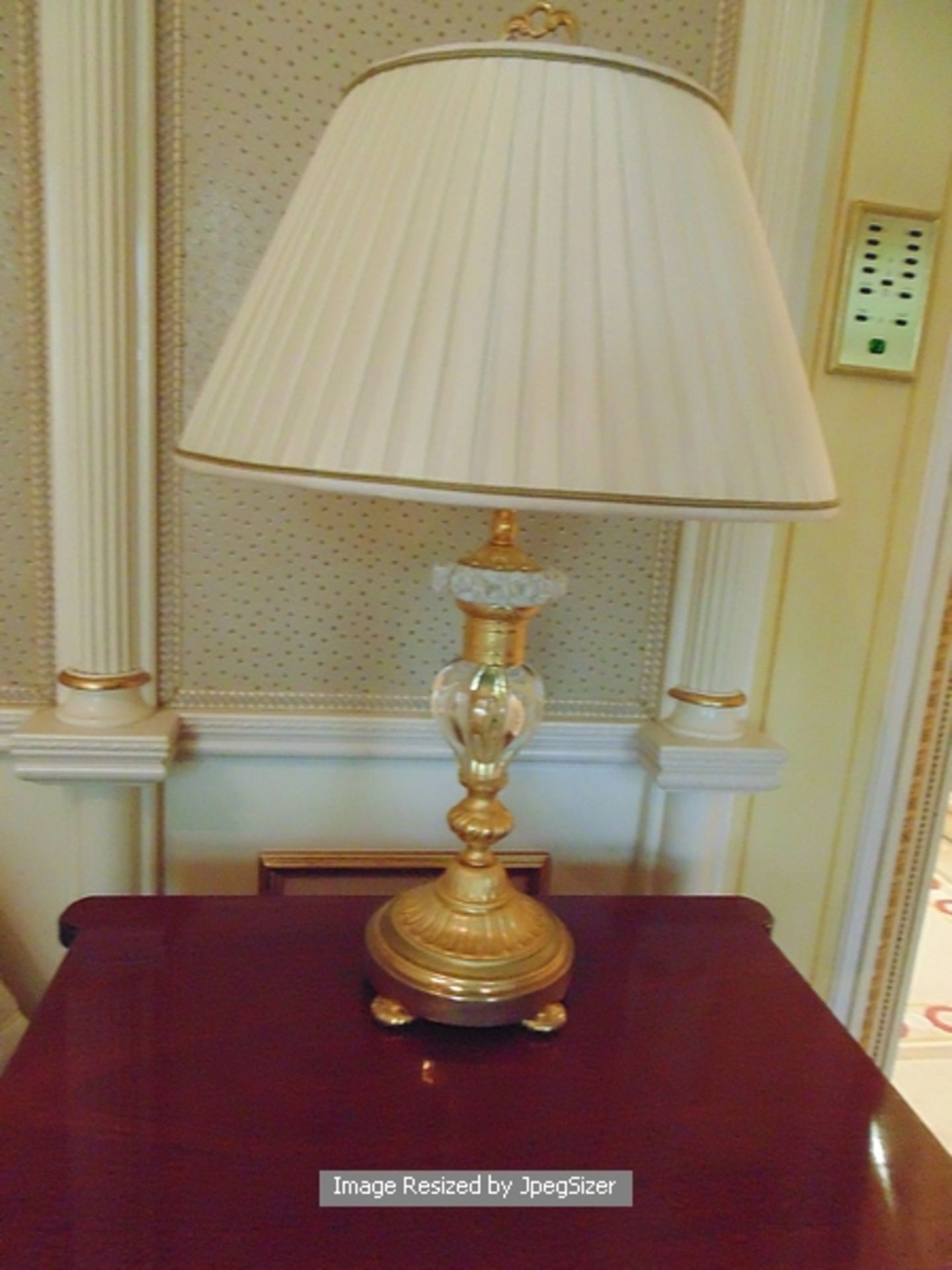 A pair of Porcellana Capodimonte Marchio di Garanzia table lamp bronze casting 24ct. gold finish