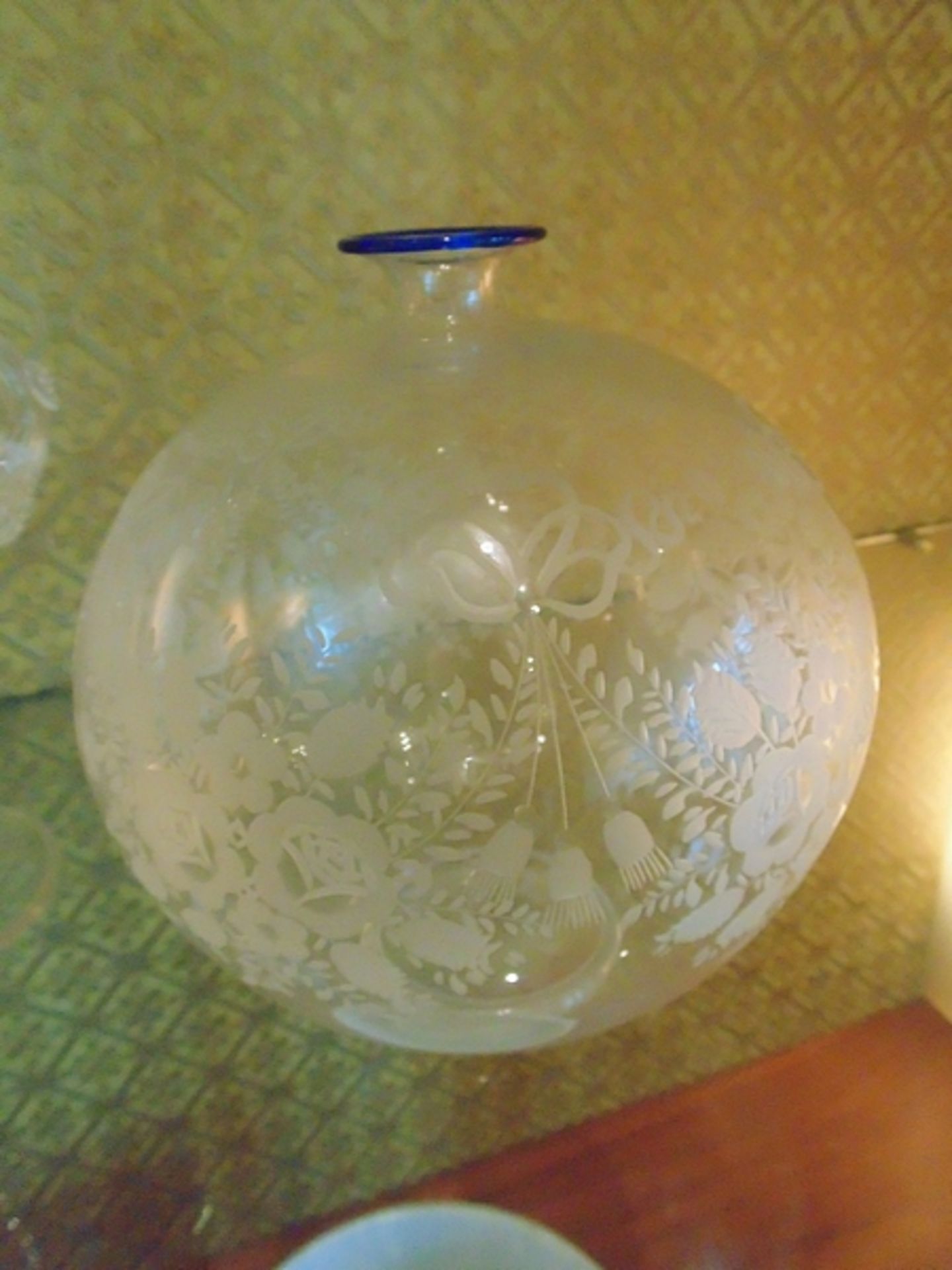 A fine blown etched glass candy jar with a pair of fine etched glass bowls - Image 5 of 5