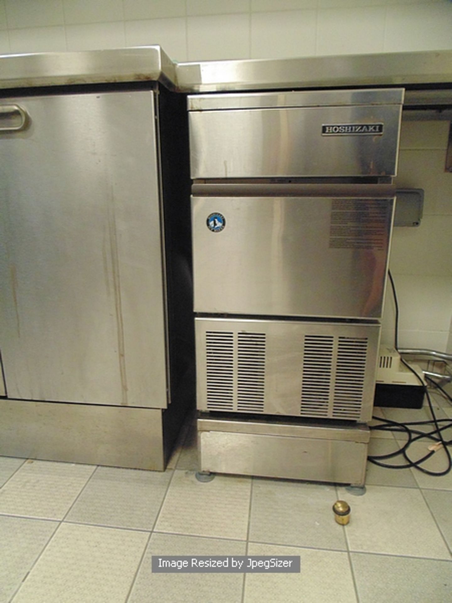 Hoshizaki IM30CLE self-contained cube ice maker production 28kgs/24 hrs bin storage - 11.5kgs cube