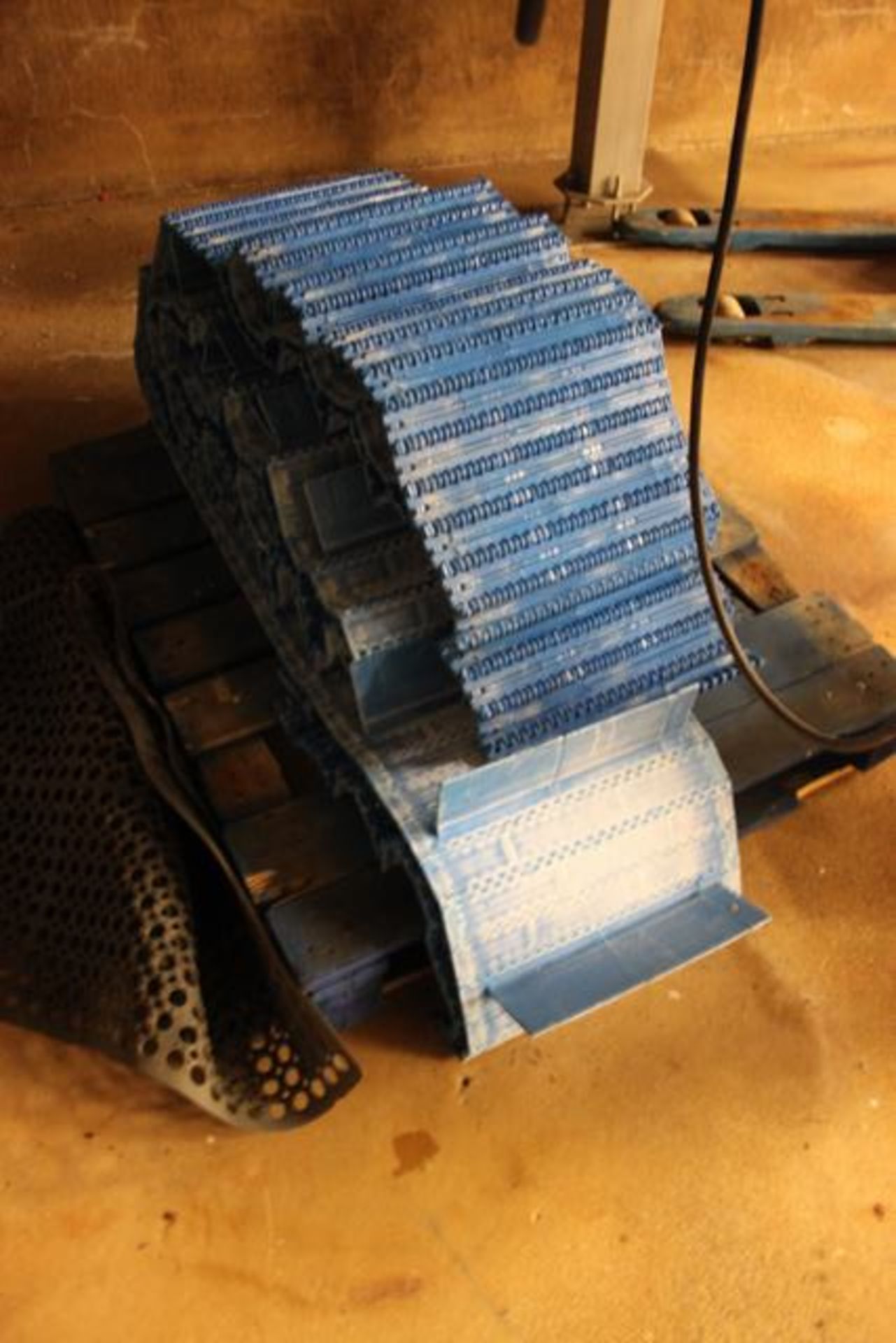 Interlocking flighted belt swan neck conveyor 4000mm x 250mm - Image 4 of 4