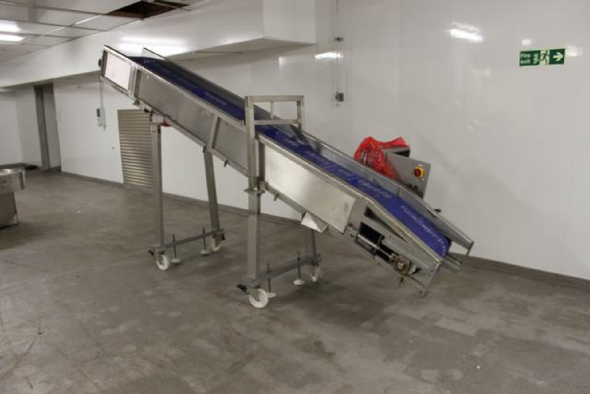 Plastic slatted flighted belt incline conveyor 4300mm x 500mm discharging at 2000m high - Image 2 of 2