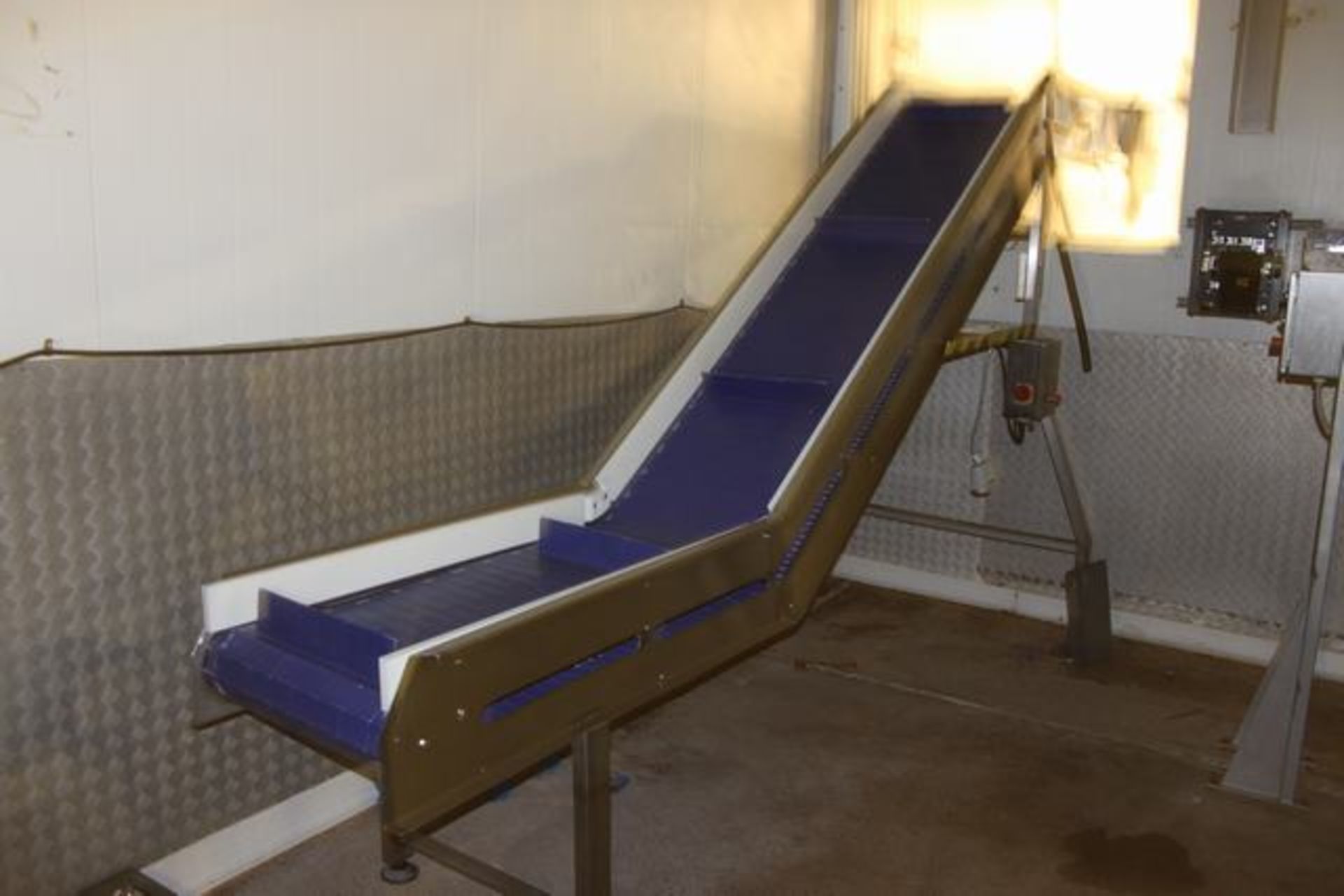 Plastic interlock flighted belt swan neck conveyor 7000mm x 700mm variable speed