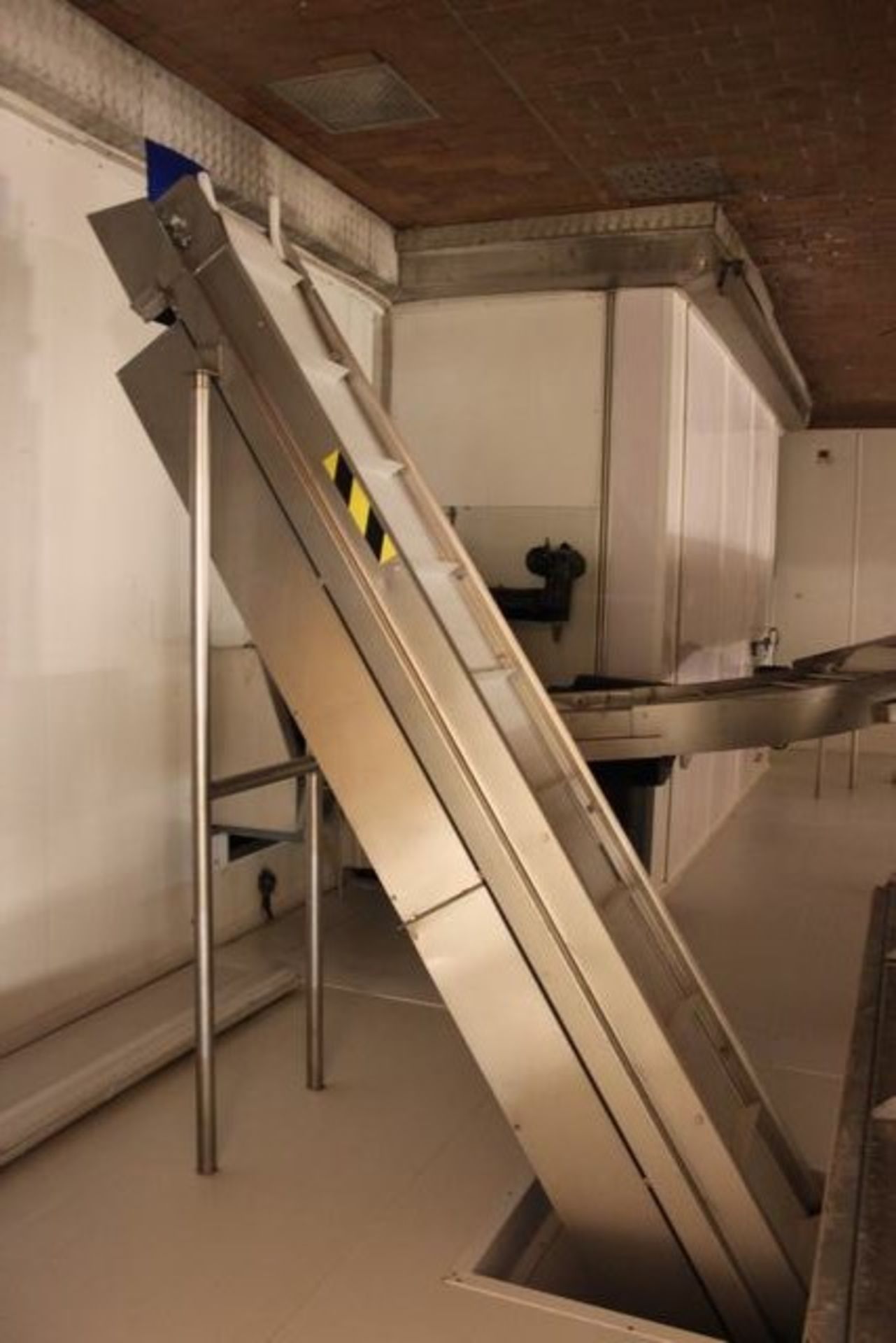 Stainless steel framed swan neck conveyor with flighted slatted belt conveyor 5m x 360mm