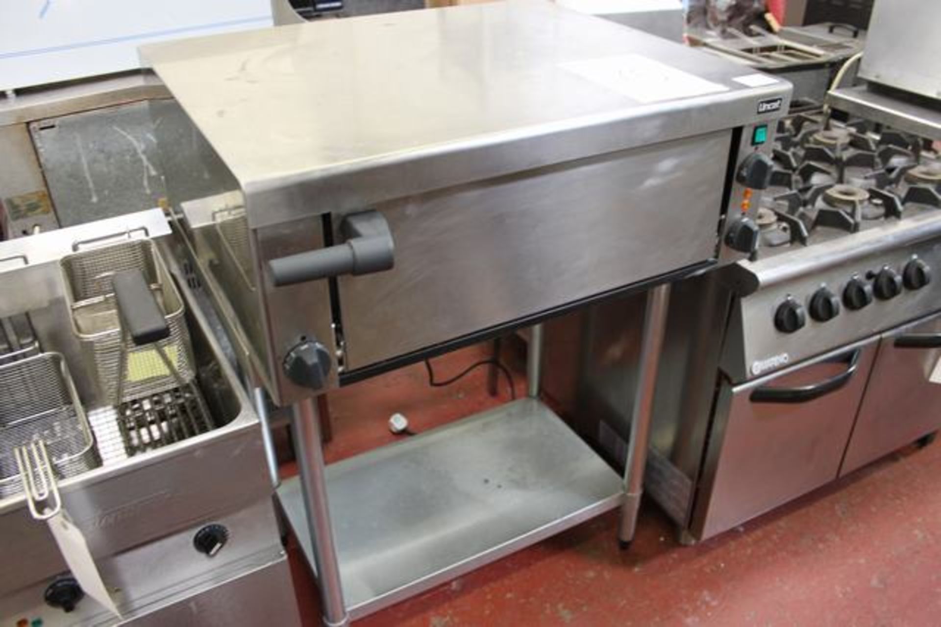 Lincat PO49X pizza oven can take 2 x 12" or 4 x 9" pizza power: 2.85kw independent controls for