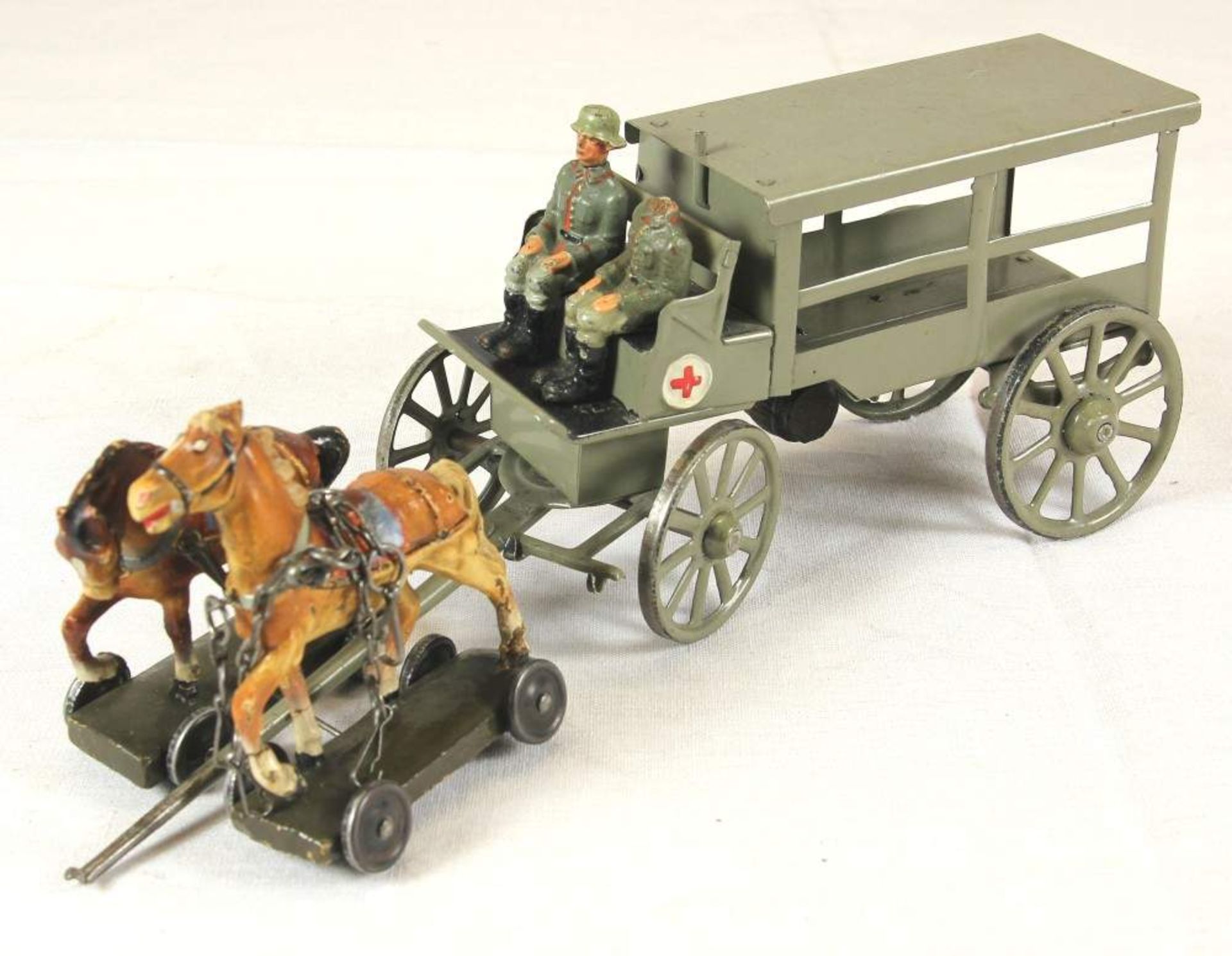 Lineol Sanitätsgespann WK I 1930er Jahre. Massefiguren, Blechwagen mit anhängendem Fass. 7 cm-Serie,