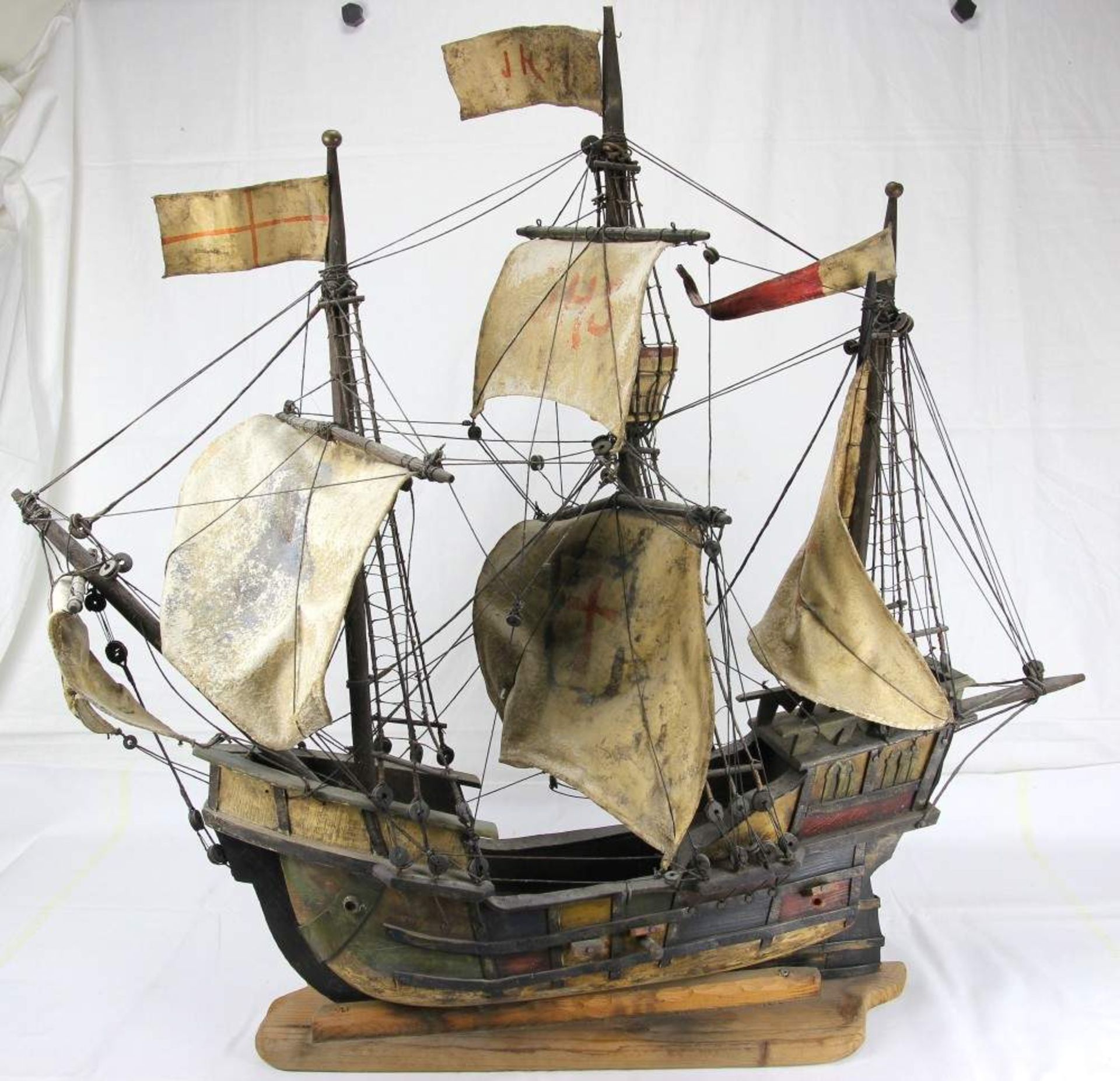 Segelschiffmodell wohl Santa Maria Dt. 20. Jh. Fein gearbeitetes Holzmodell mit Ledersegeln, teils