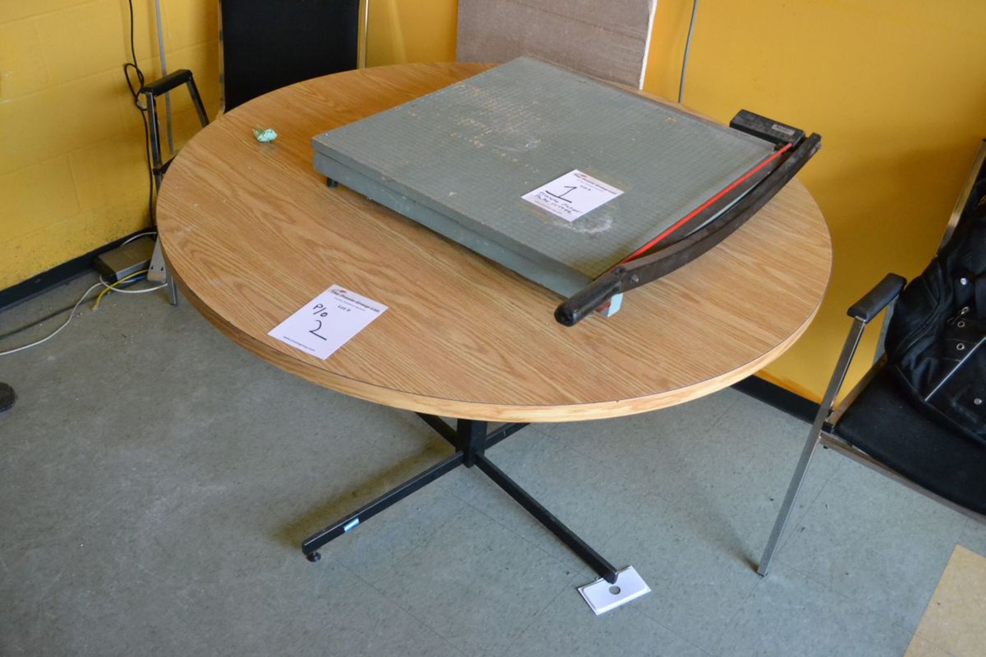 Bureaus et Table Rond / Desks & Round Table - Image 2 of 2