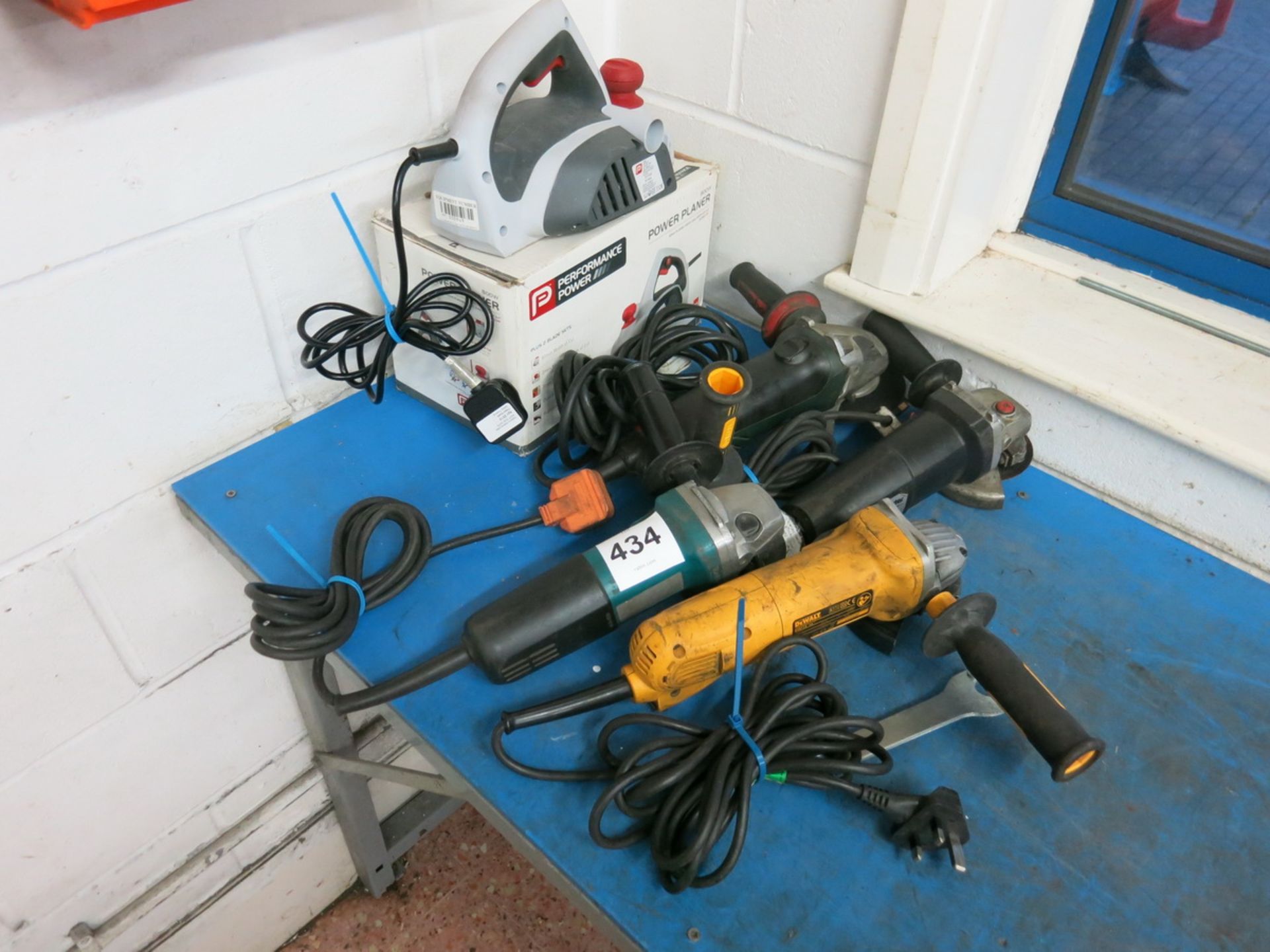 [Lot] Assorted power tools, (4) angle grinders, (1) planer LIFT OUT £5