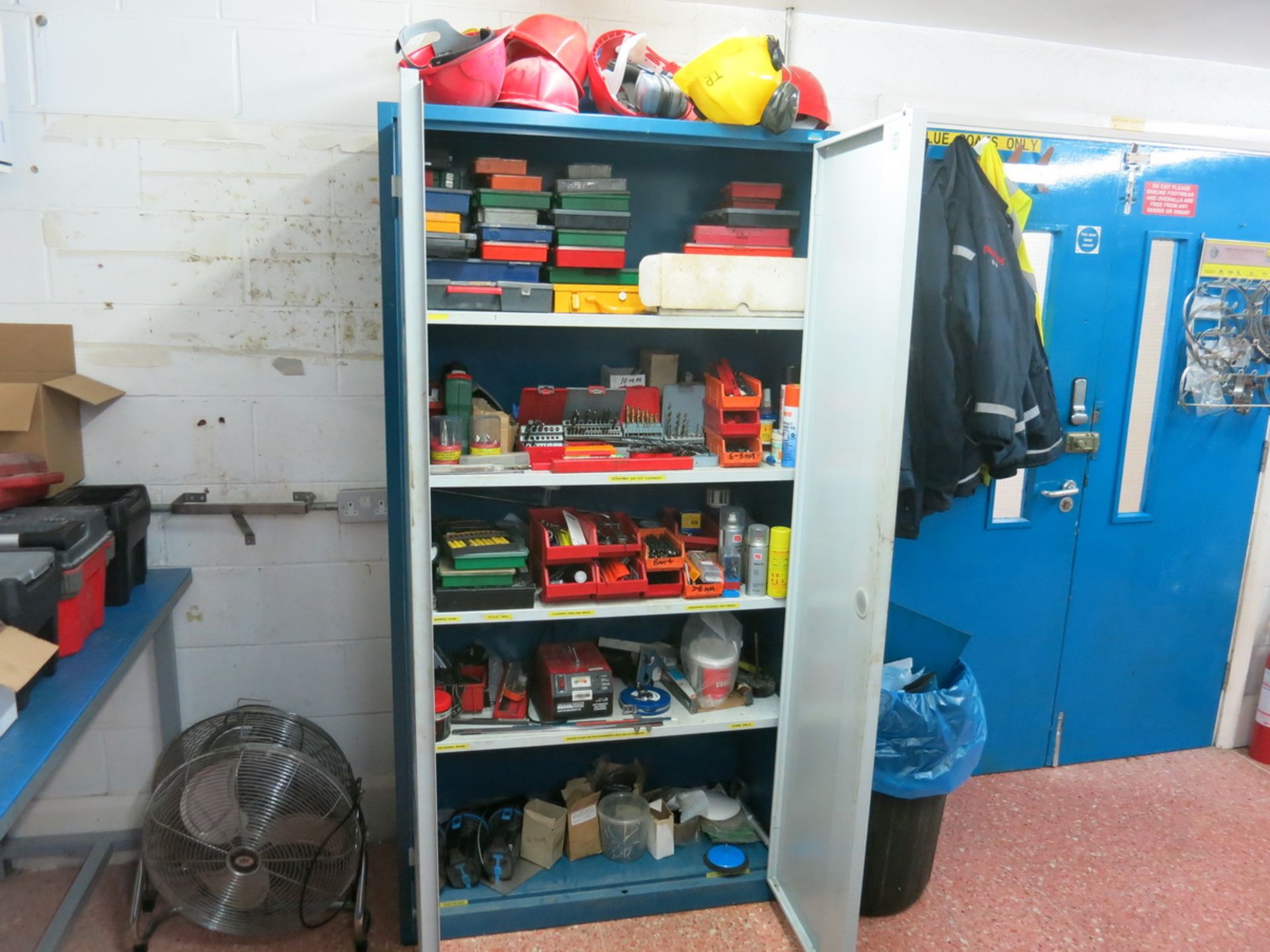 [Lot] Storage  cabinet, with contents, and mobile tool chest LIFT OUT CHARGE £10