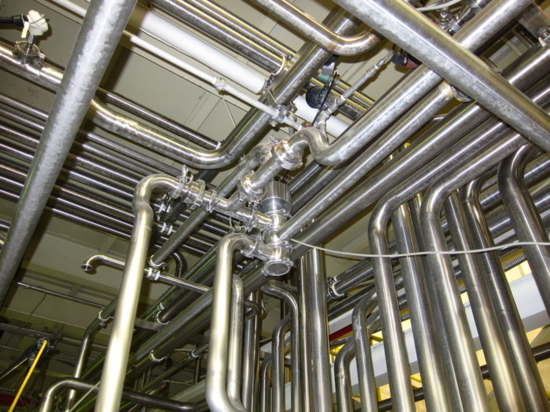 [Lot] Stainless pipework, located in process room includes: inline refractometer, (5) flow valves - Image 4 of 14