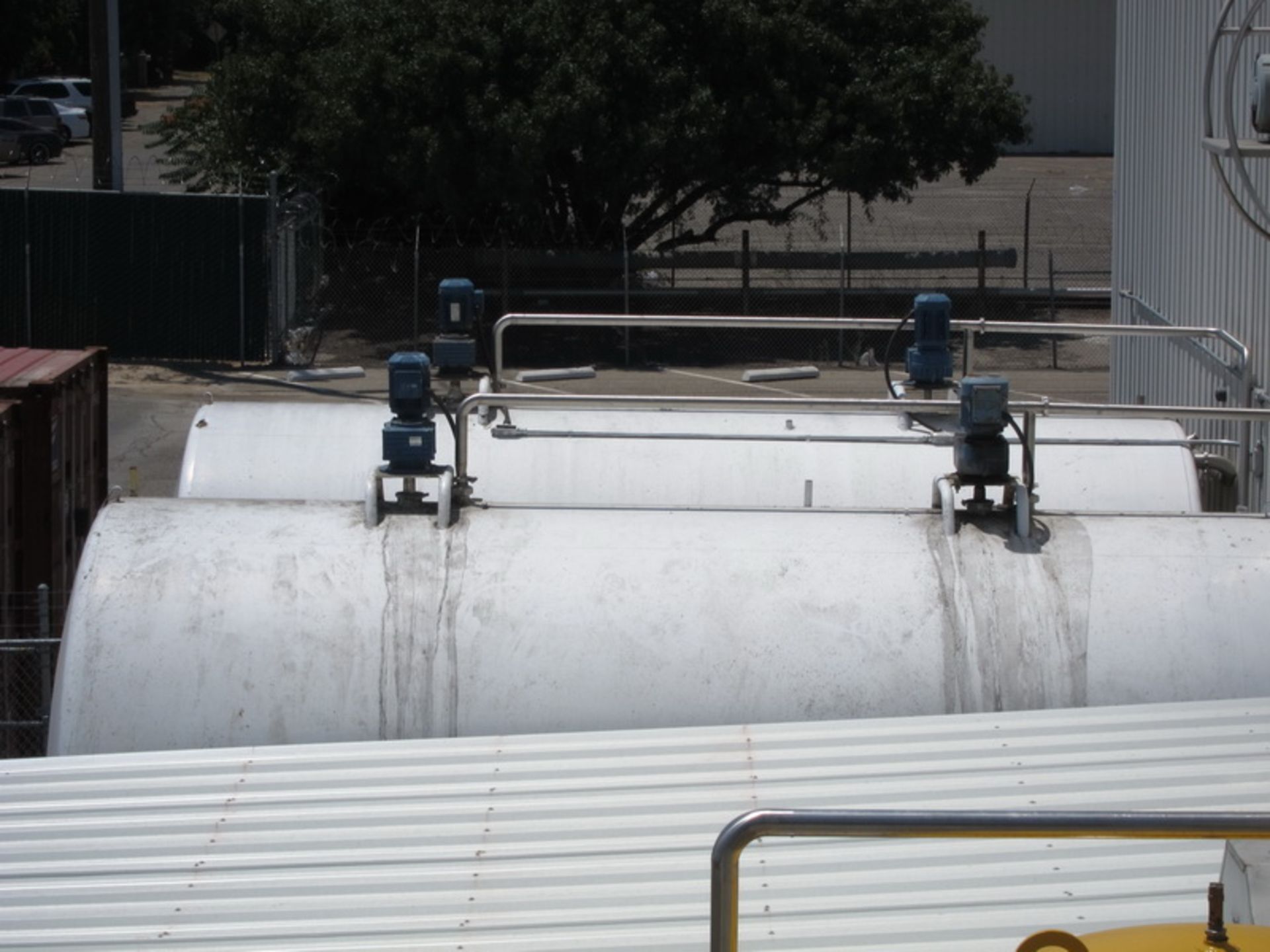 Mueller SS horizontal blend tank, 6,000 gallon, with double top mounted twin blade agitators, 16' - Image 6 of 7