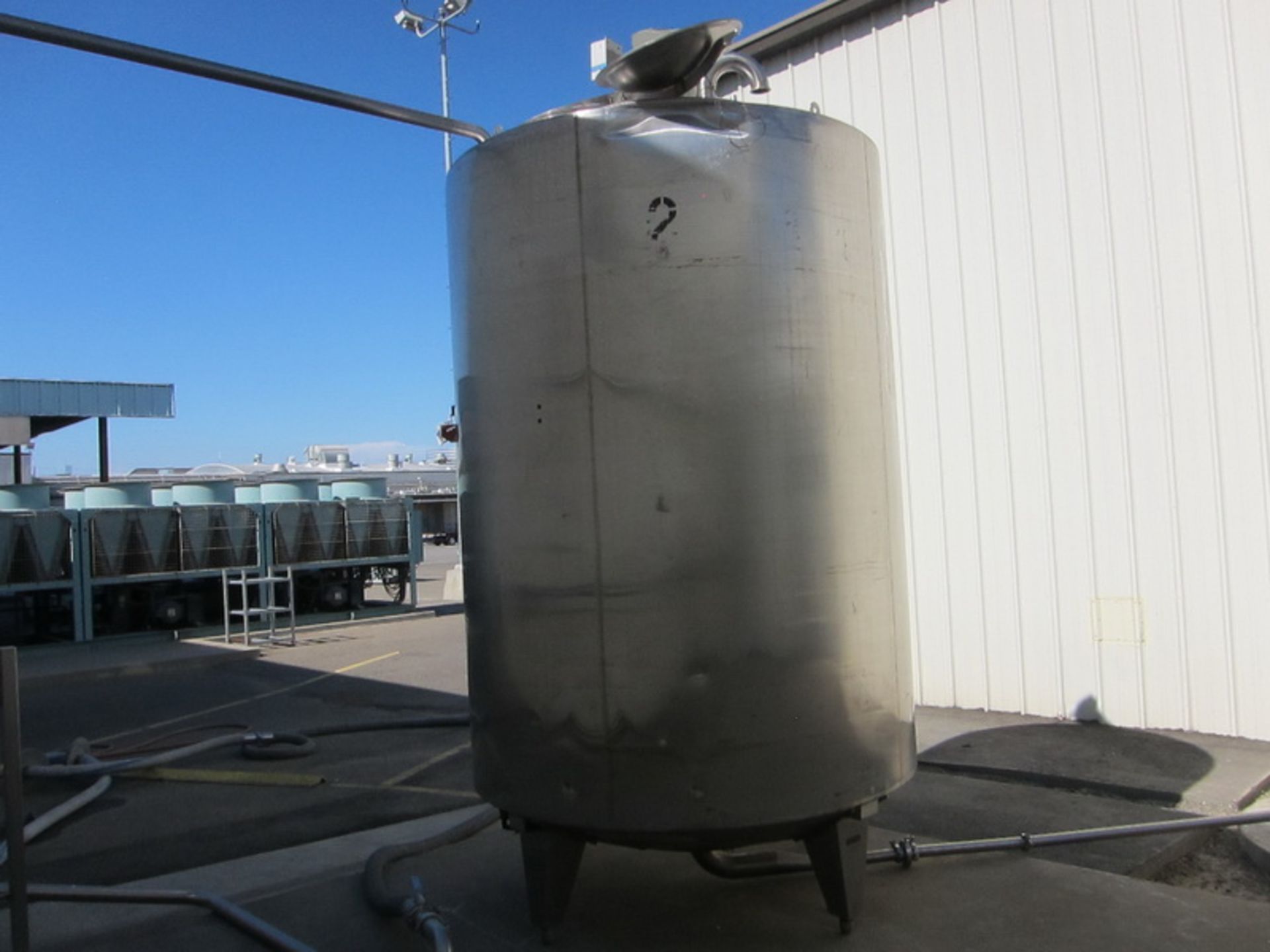 Stainless steel jacketed blending tank 1,500 gallons with central agitator and motor