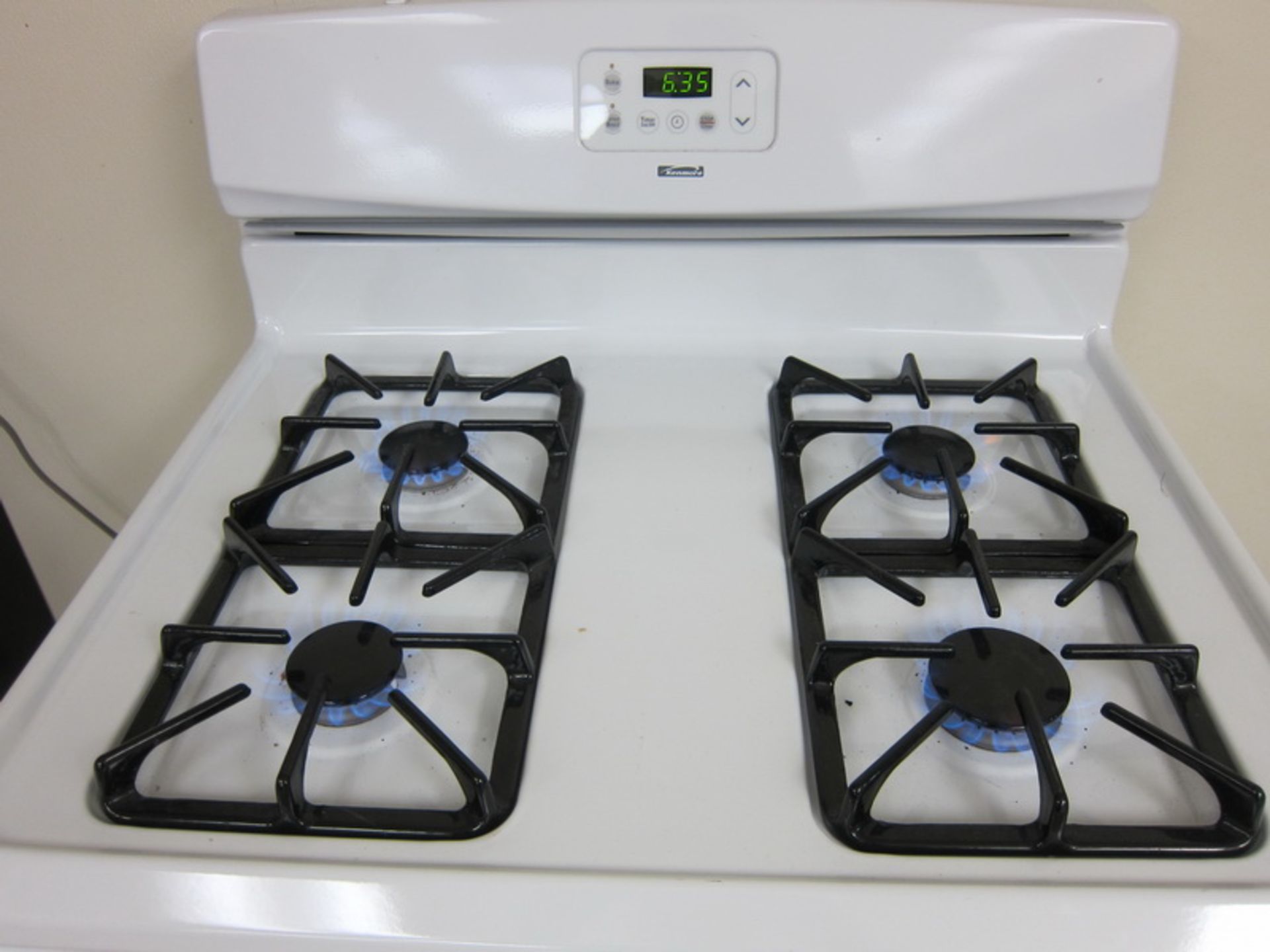 [Lot] Kenmore stove, model 790.714526, s/n VF70316988, Four burner gas stove, with bottom broiler, - Image 5 of 8