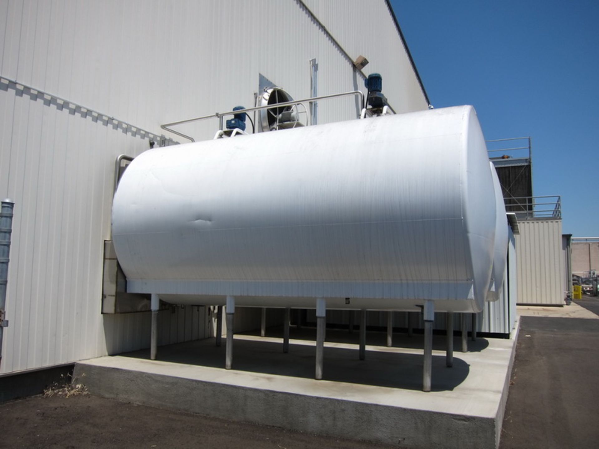 Mueller SS horizontal blend tank, 6,000 gallon, with double top mounted twin blade agitators, 16' - Image 2 of 7