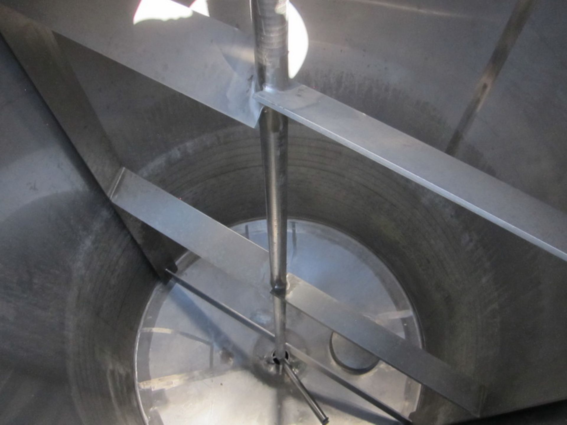 Stainless steel jacketed blending tank 1,500 gallons with central agitator and motor - Image 2 of 6