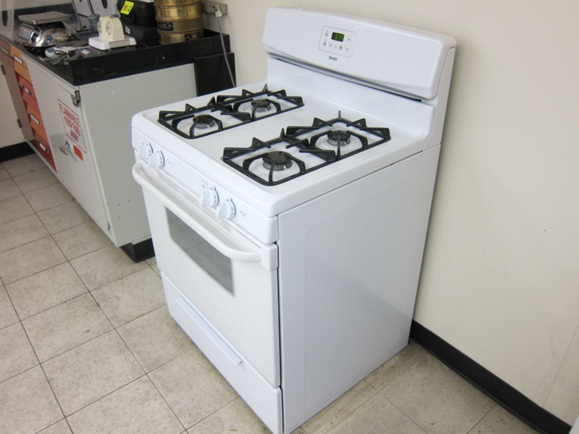 [Lot] Kenmore stove, model 790.714526, s/n VF70316988, Four burner gas stove, with bottom broiler,