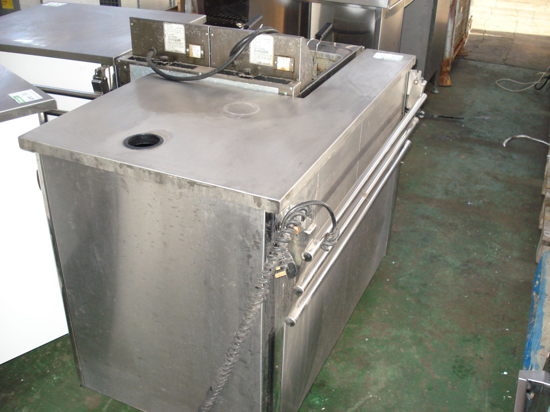 PARRY TWIN BASKET FRYER WITH STAINLESS SERVING UNIT/COUNTER - Image 2 of 3