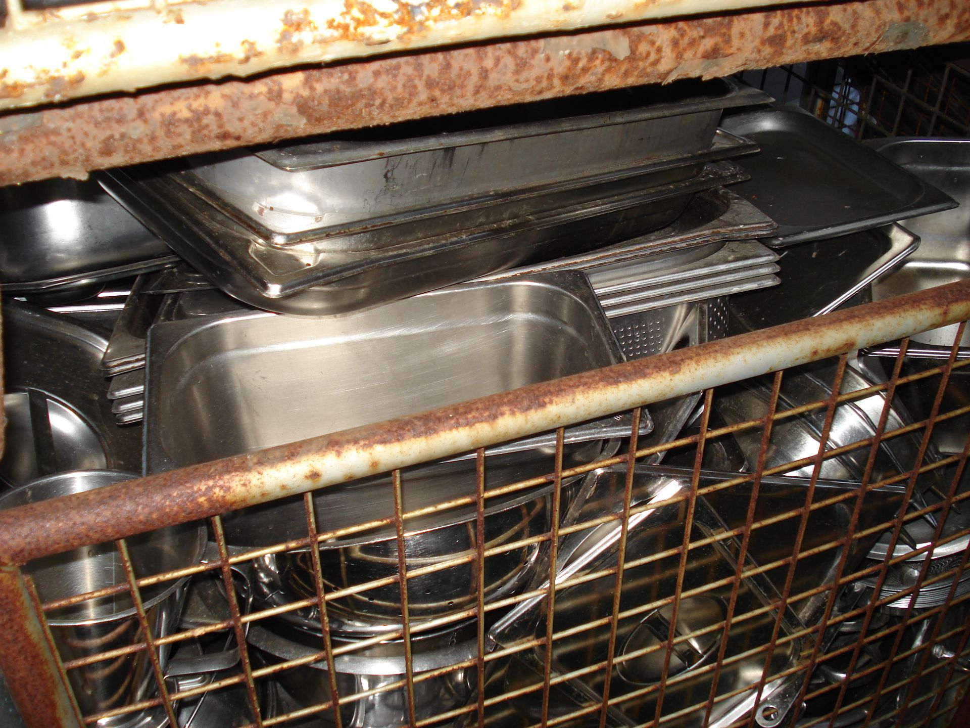 MIXED COMMERCIAL GRADE COOKING TRAYS/SAUCEPANS AND BAIN MARIE POTS - MIXED CONDITION - STORAGE MEDIA - Image 2 of 3