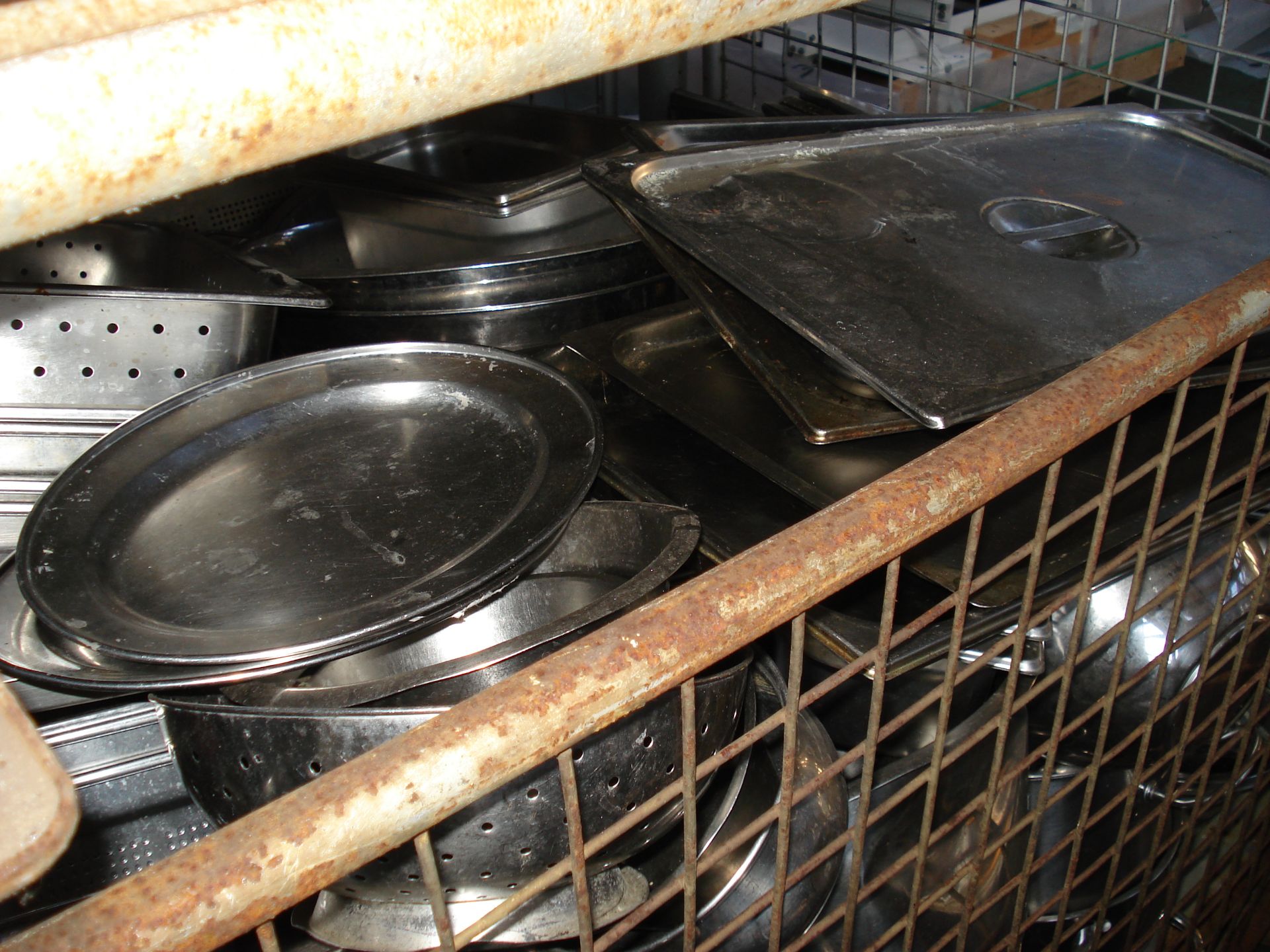 MIXED COMMERCIAL GRADE COOKING TRAYS/SAUCEPANS AND BAIN MARIE POTS - MIXED CONDITION - STORAGE MEDIA - Image 2 of 4