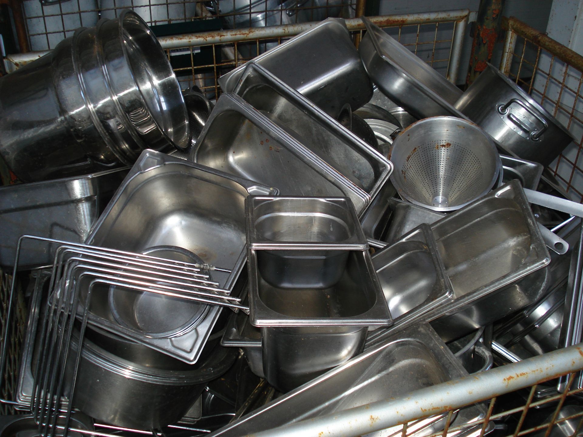 MIXED COMMERCIAL GRADE COOKING TRAYS/SAUCEPANS AND BAIN MARIE POTS - MIXED CONDITION - STORAGE MEDIA - Image 2 of 2