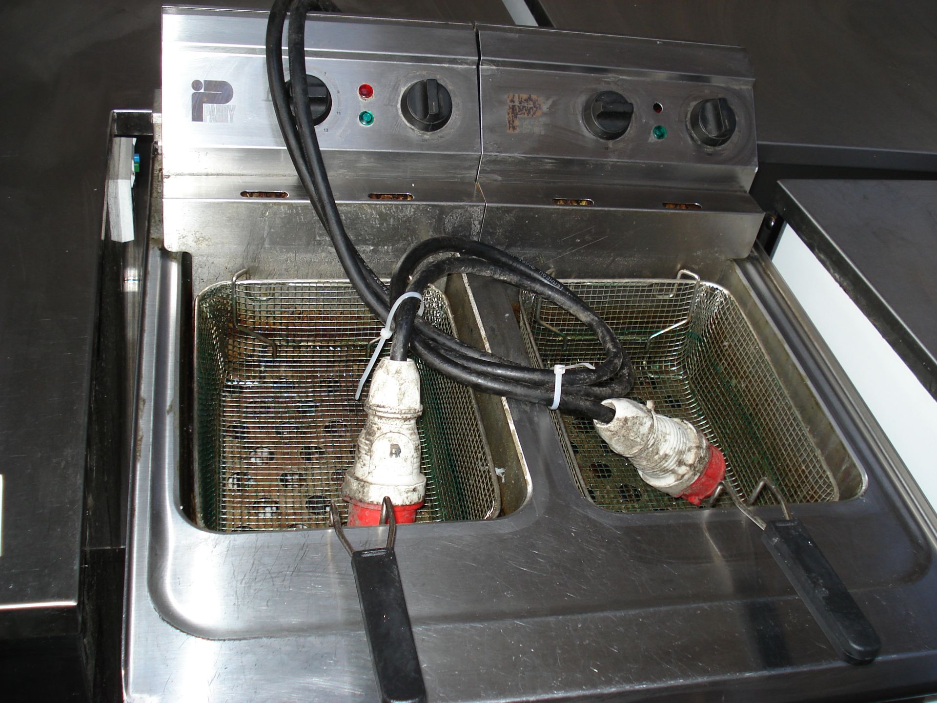PARRY TWIN BASKET FRYER WITH STAINLESS SERVING UNIT/COUNTER - Image 3 of 3