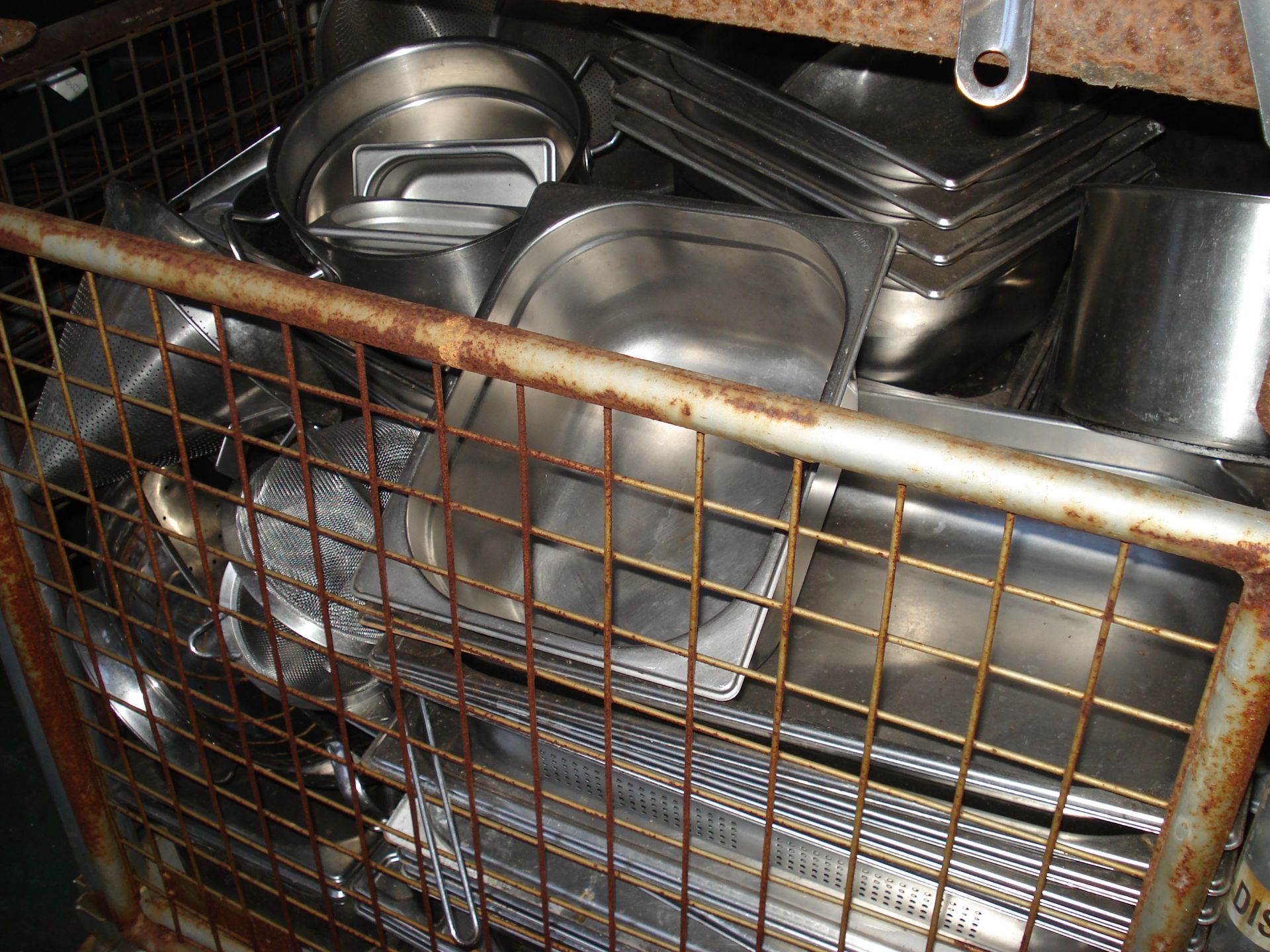 MIXED COMMERCIAL GRADE COOKING TRAYS/SAUCEPANS AND BAIN MARIE POTS - MIXED CONDITION - STORAGE MEDIA - Image 3 of 3