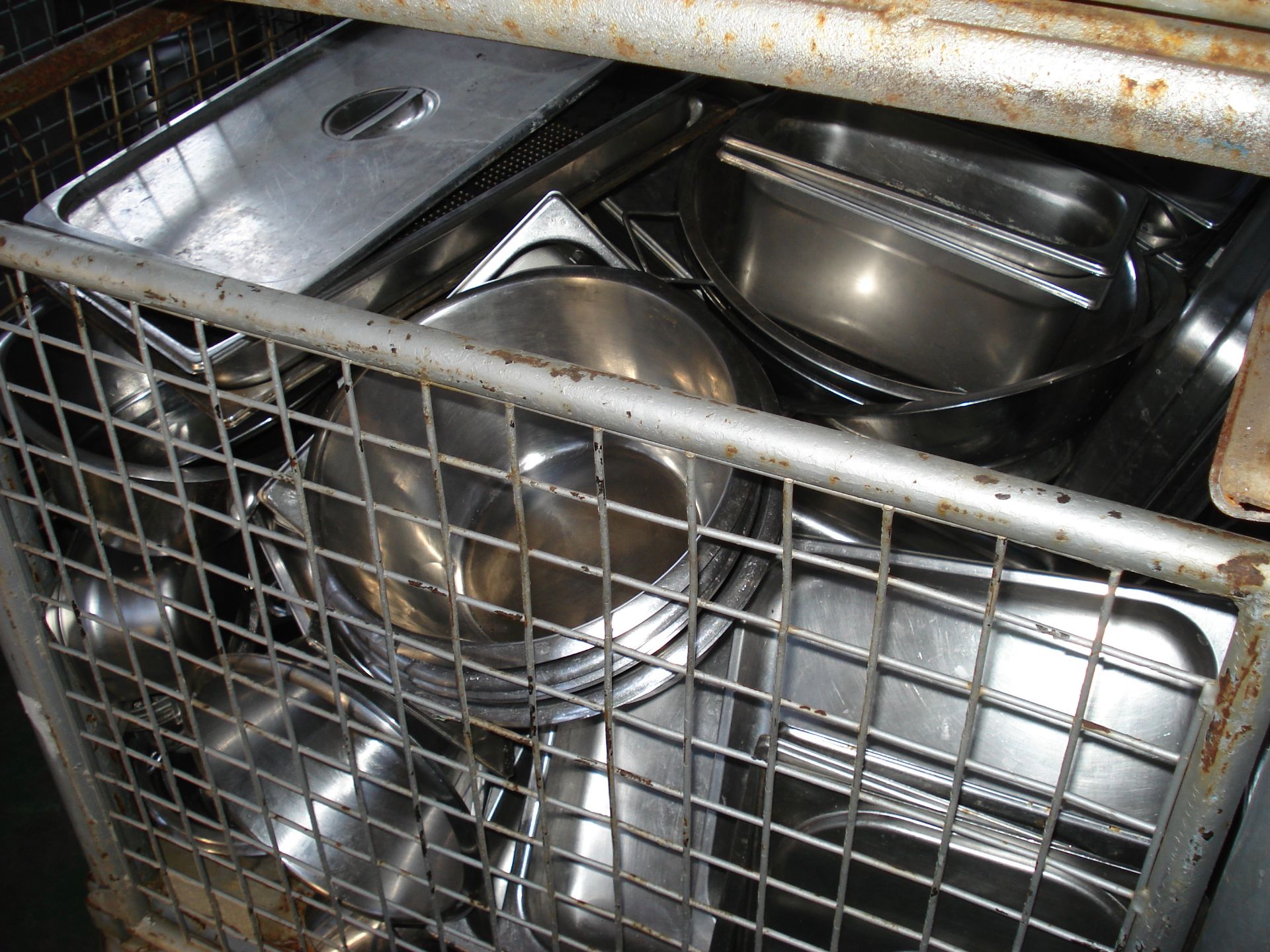 MIXED COMMERCIAL GRADE COOKING TRAYS/SAUCEPANS AND BAIN MARIE POTS - MIXED CONDITION - STORAGE MEDIA - Image 4 of 4